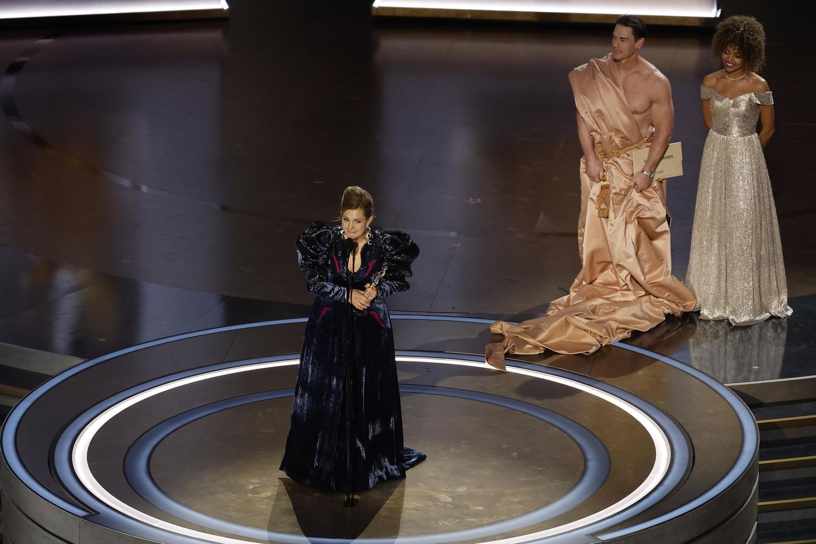 Holly Waddington (C) habla después de ganar el Oscar al Mejor Diseño de Vestuario ('Pobres Criaturas') durante la 96a ceremonia anual de los Premios de la Academia