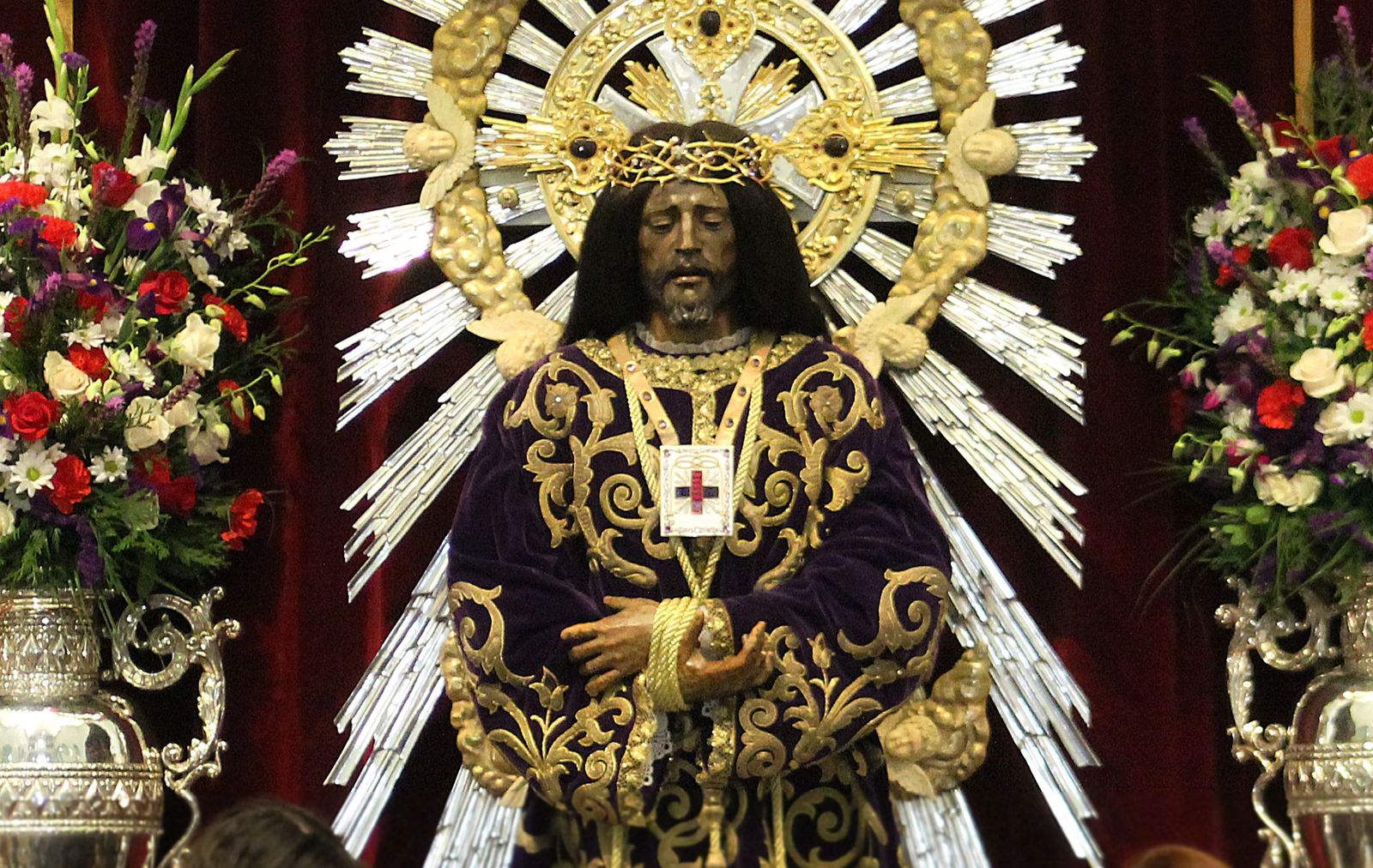 La Basílica del Cristo de Medinaceli se llena de fieles para cumplir con la tradición
