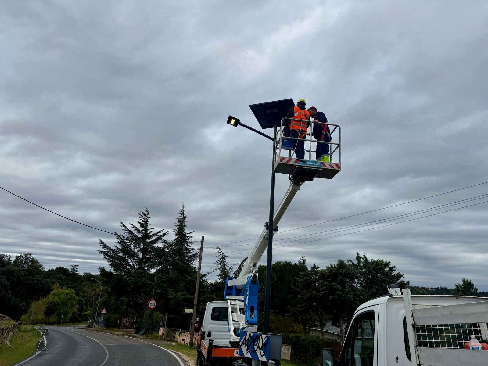 Instalación de farolas solares en la carretera de La Navata, en Galapagar