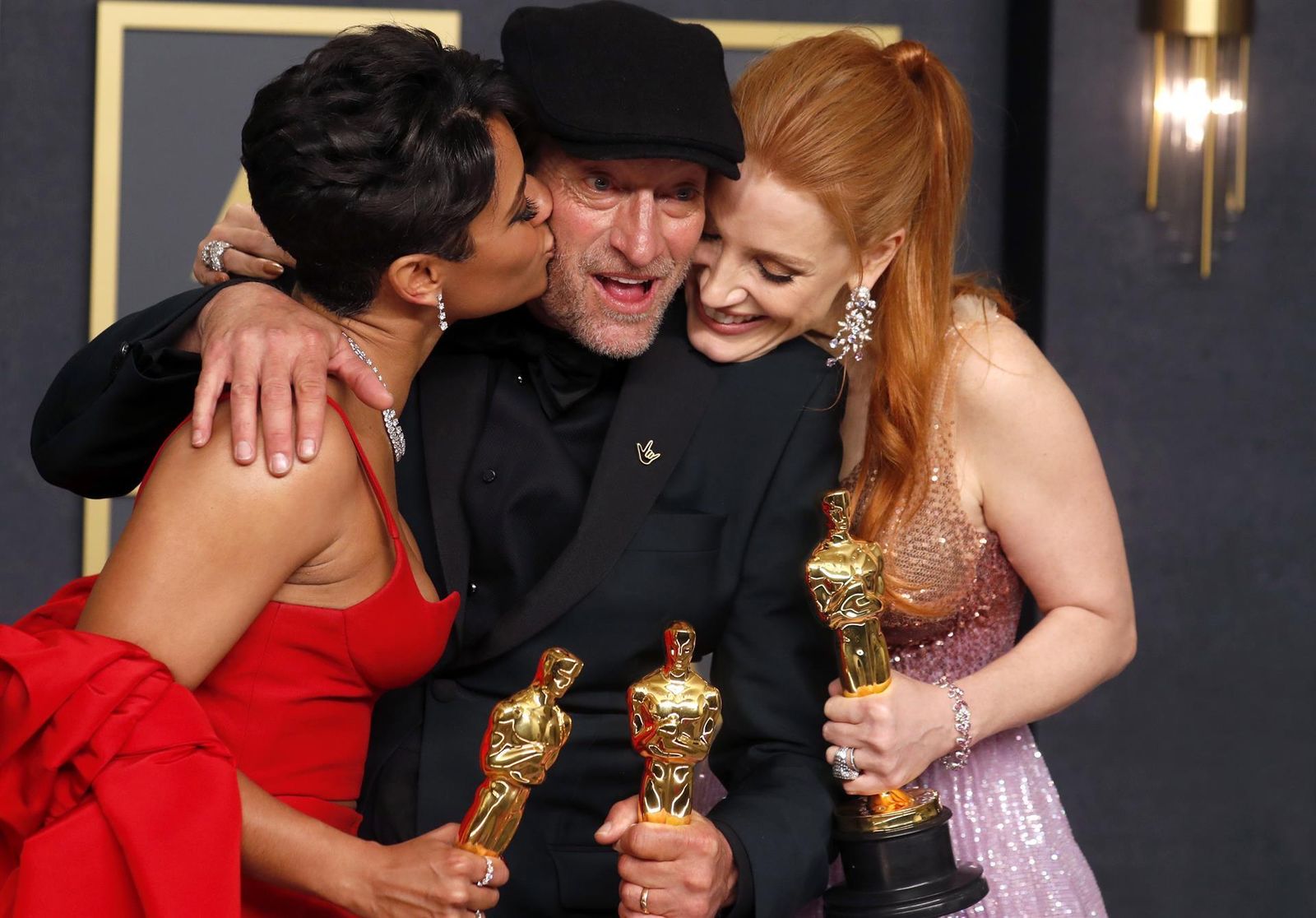 Ariana DeBose, ganadora del Oscar a la Mejor Actriz de Reparto por 'West Side Story', Troy Kotsur, ganador del Oscar al Mejor Actor de Reparto por 'CODA', y Jessica Chastain, ganadora del Oscar a la Mejor Actriz de Reparto por 'CODA' 'Los ojos de Tammy Faye', posan en la sala de prensa durante la 94ª ceremonia anual de los Premios de la Academia en el Dolby Theatre de Hollywood.