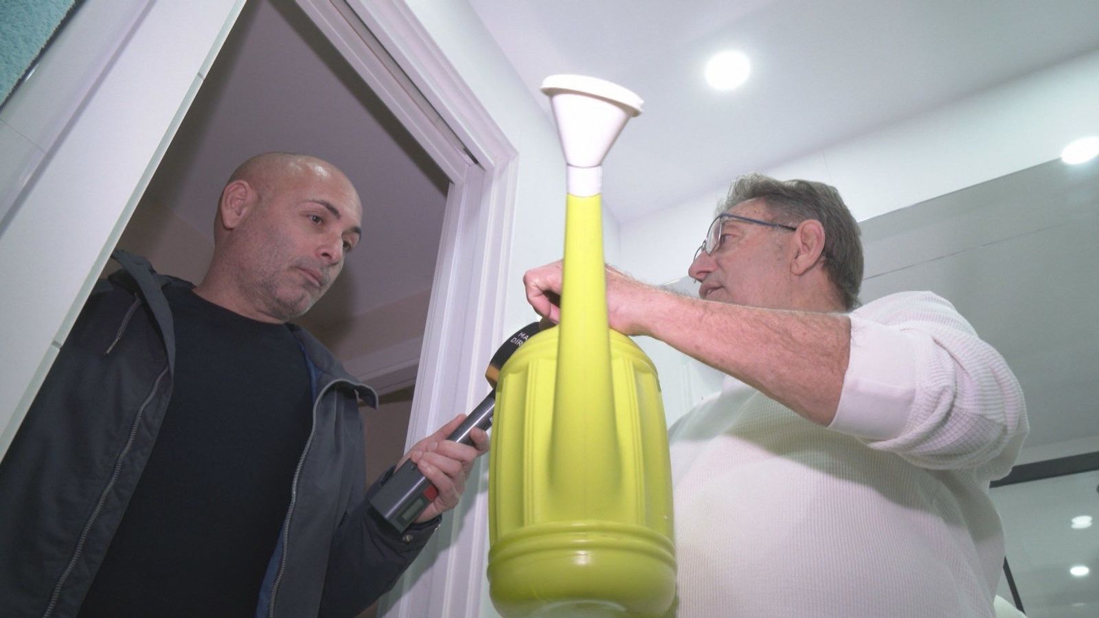 Así cocinan y se duchan sin luz en El Cañaveral, Vicálvaro