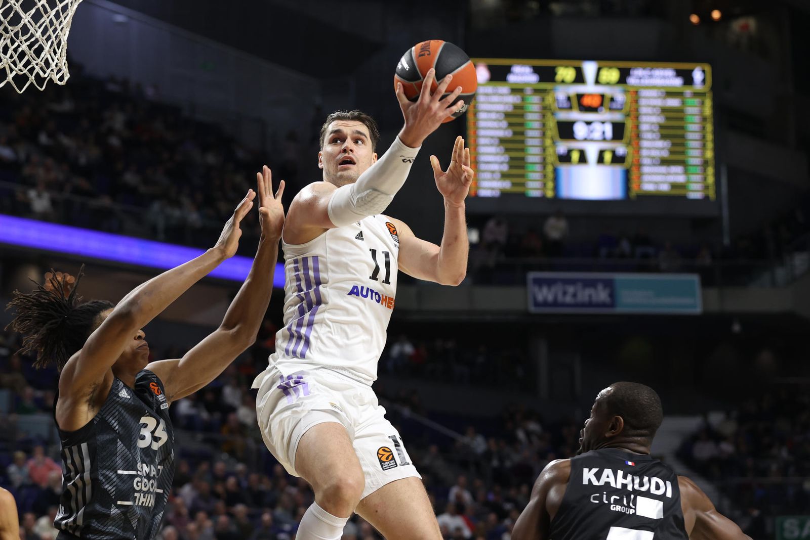 El alero croata del Real Madrid Mario Hezonja lanza a canasta defendido por Yves Pons, del ASVEL Villeurbanne, en partido de Euroliga