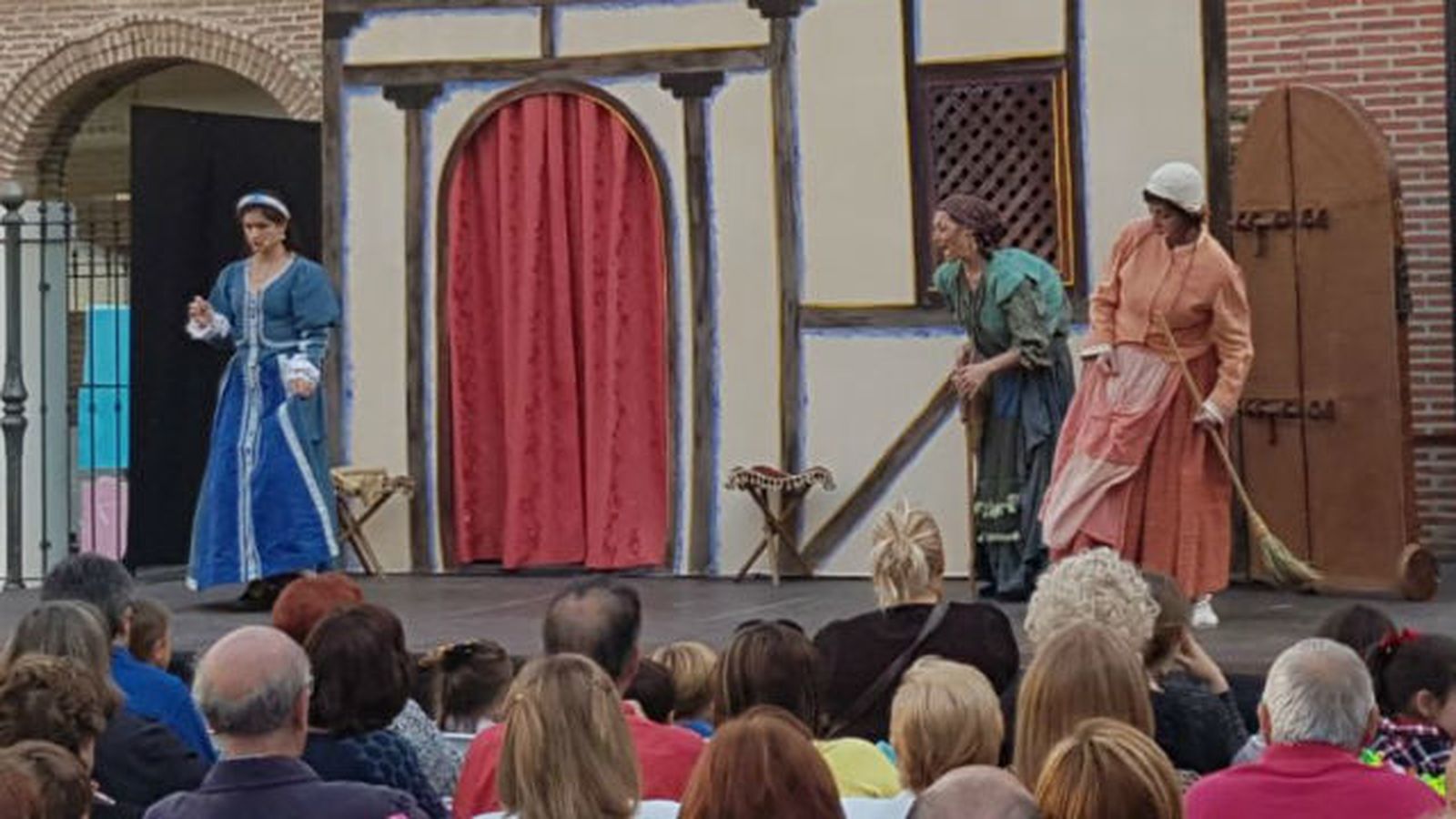 Vecinos llenan las calles en el IV centenario de la muerte de Cervantes