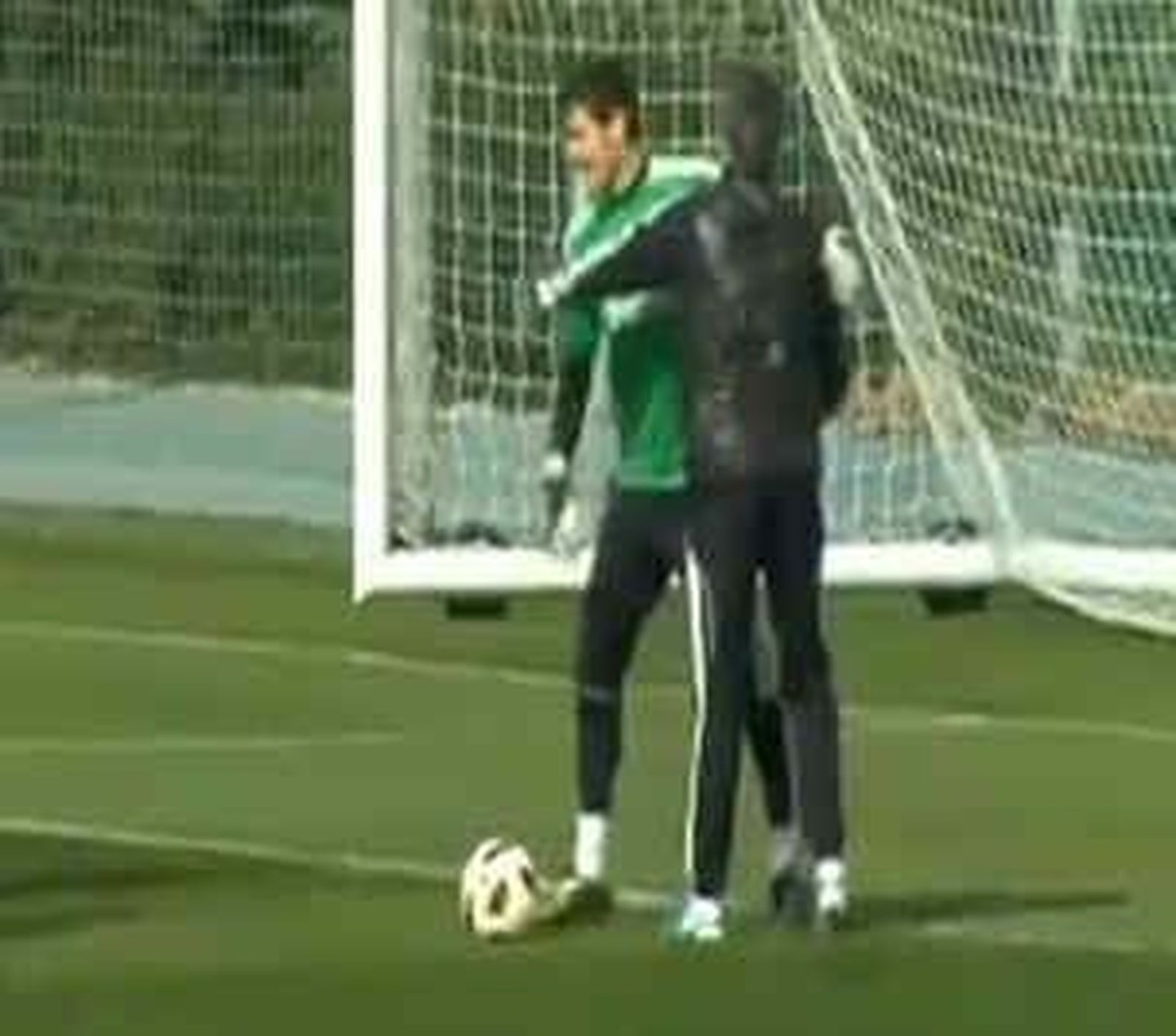Abrazo de Mourinho y Casillas en el entrenamiento