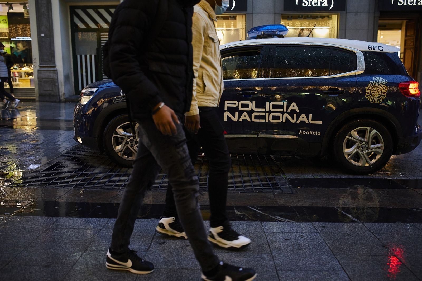 Dos personas pasean por el centro de Madrid
