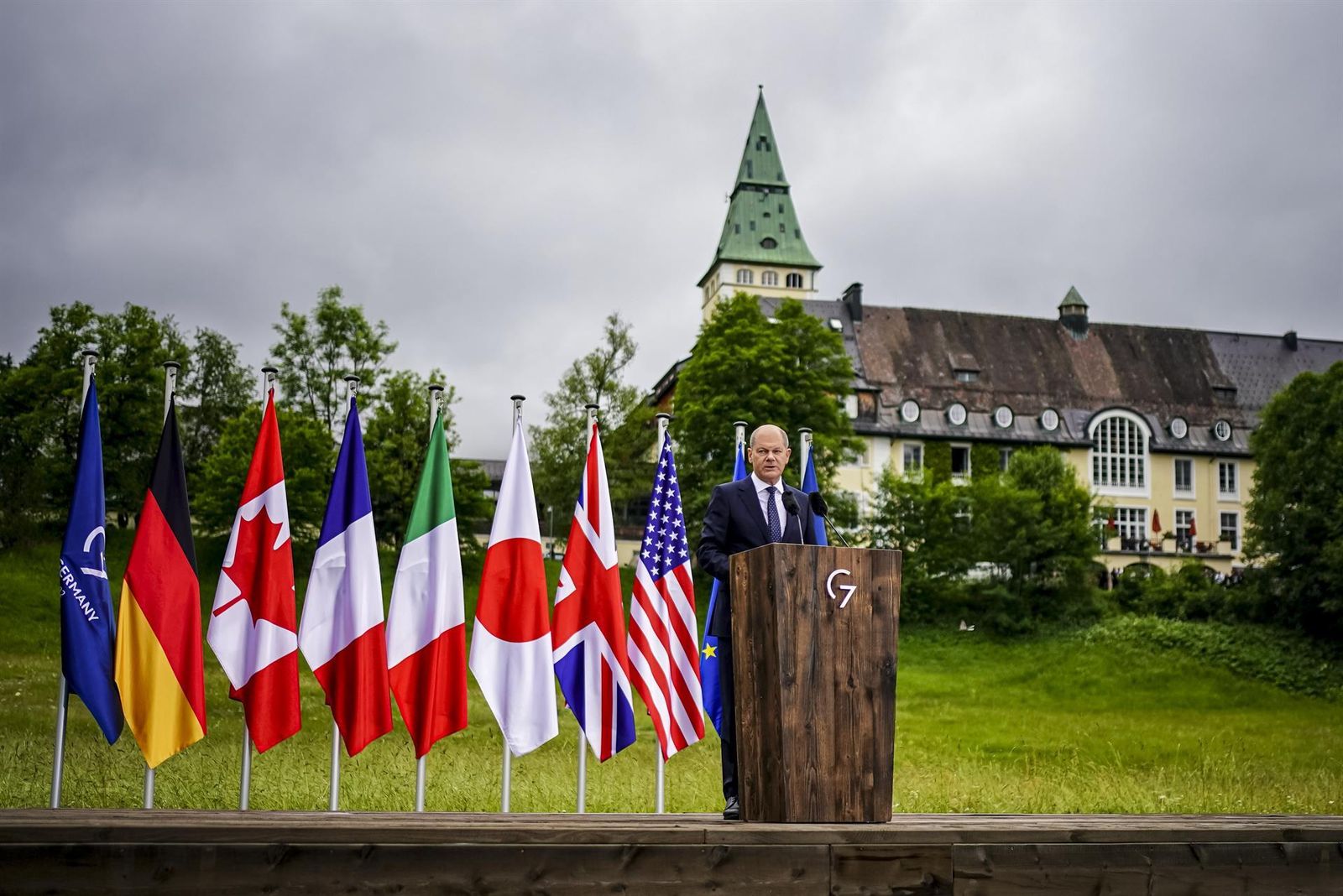 El canciller alemán Olaf Scholz speaks en una rueda de prensa durante el G7