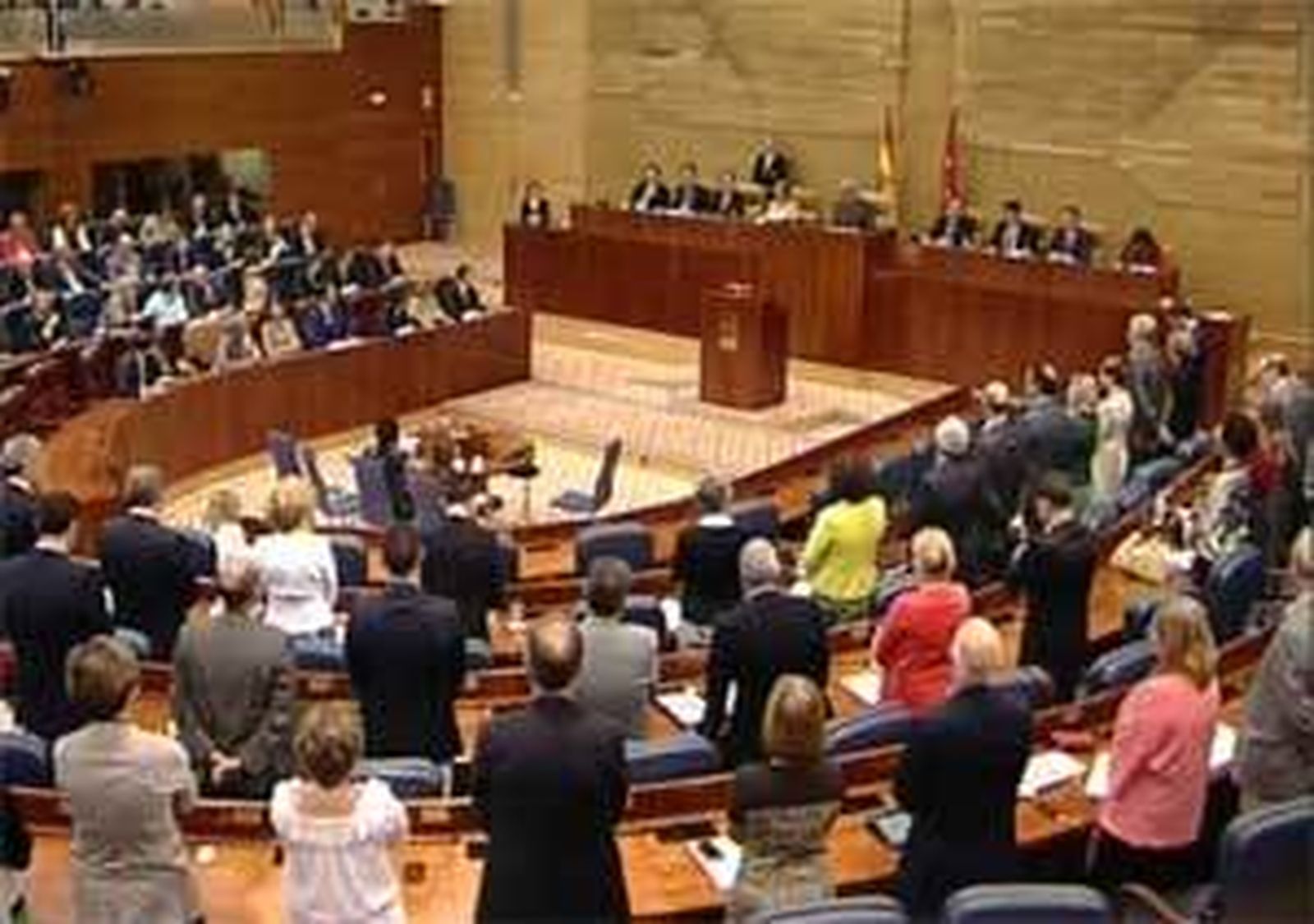 Los tres expresidentes de la Comunidad  arropan en la Asamblea a González en su investidura