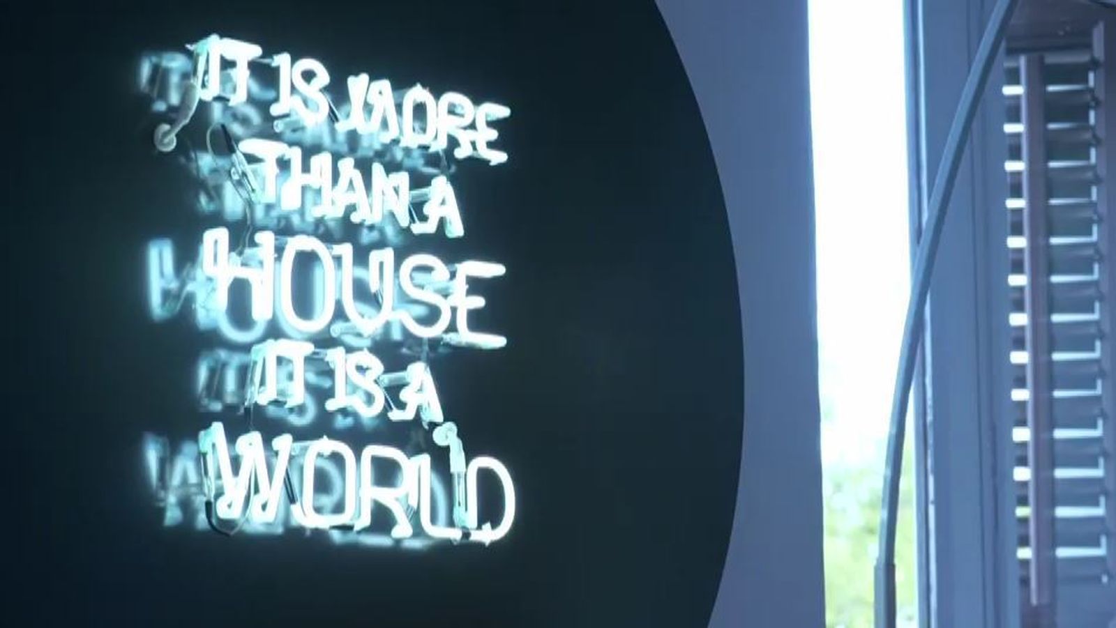 Esta obra está diseñada por la propia Teresa. Es su propio lema: "Es más que una casa, es un mundo".