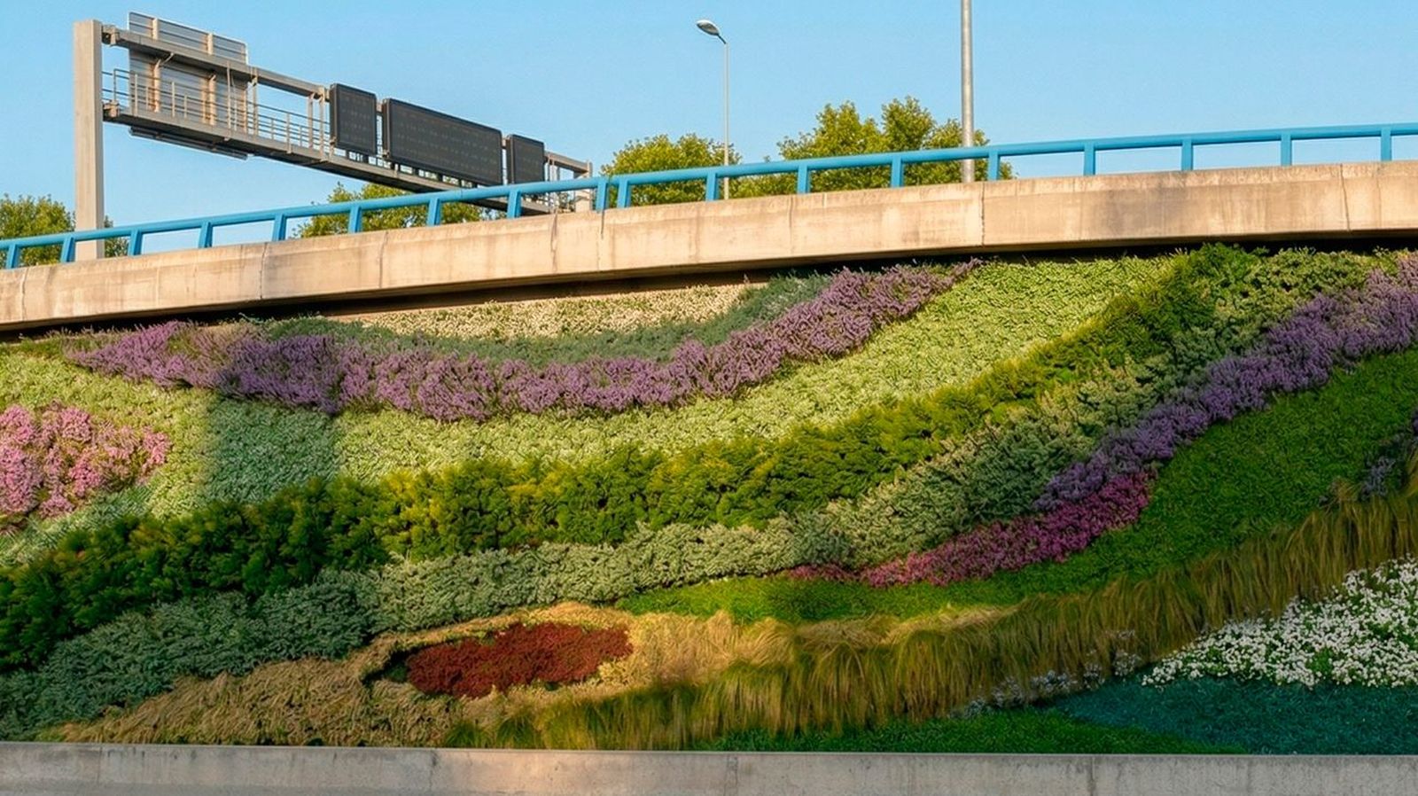 Madrid comienza la instalación de los jardines verticales de la M-30 a la altura de Ventas