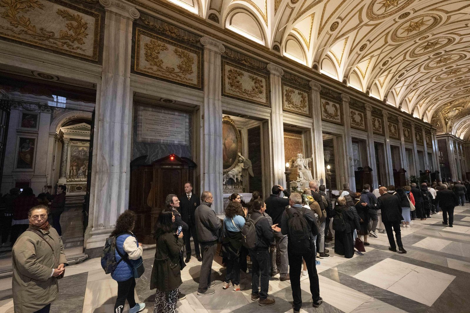 Miles de personas acuden a la tumba del Papa Francisco en las primeras horas de apertura al público