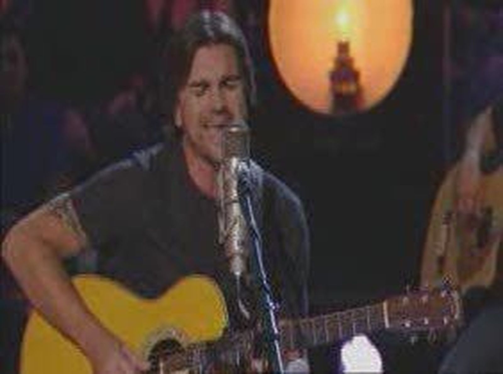 Juanes se pone acústico para revisar su carrera