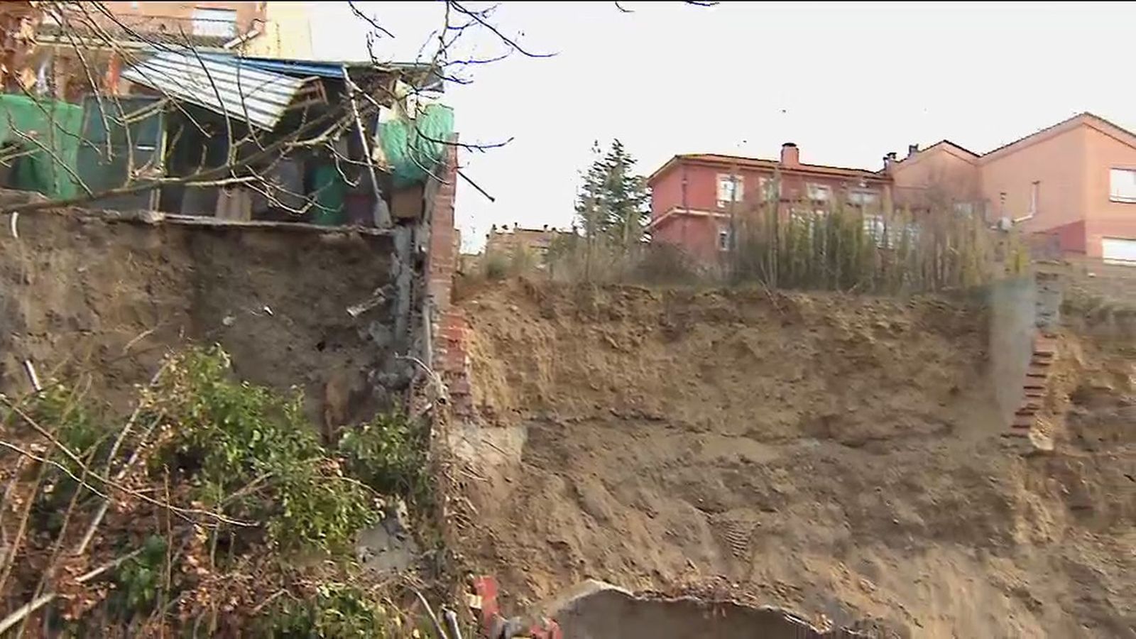 Desprendimiento de terrenos en parcelas de Arroyomolinos pegadas al cauce de la Arroyada
