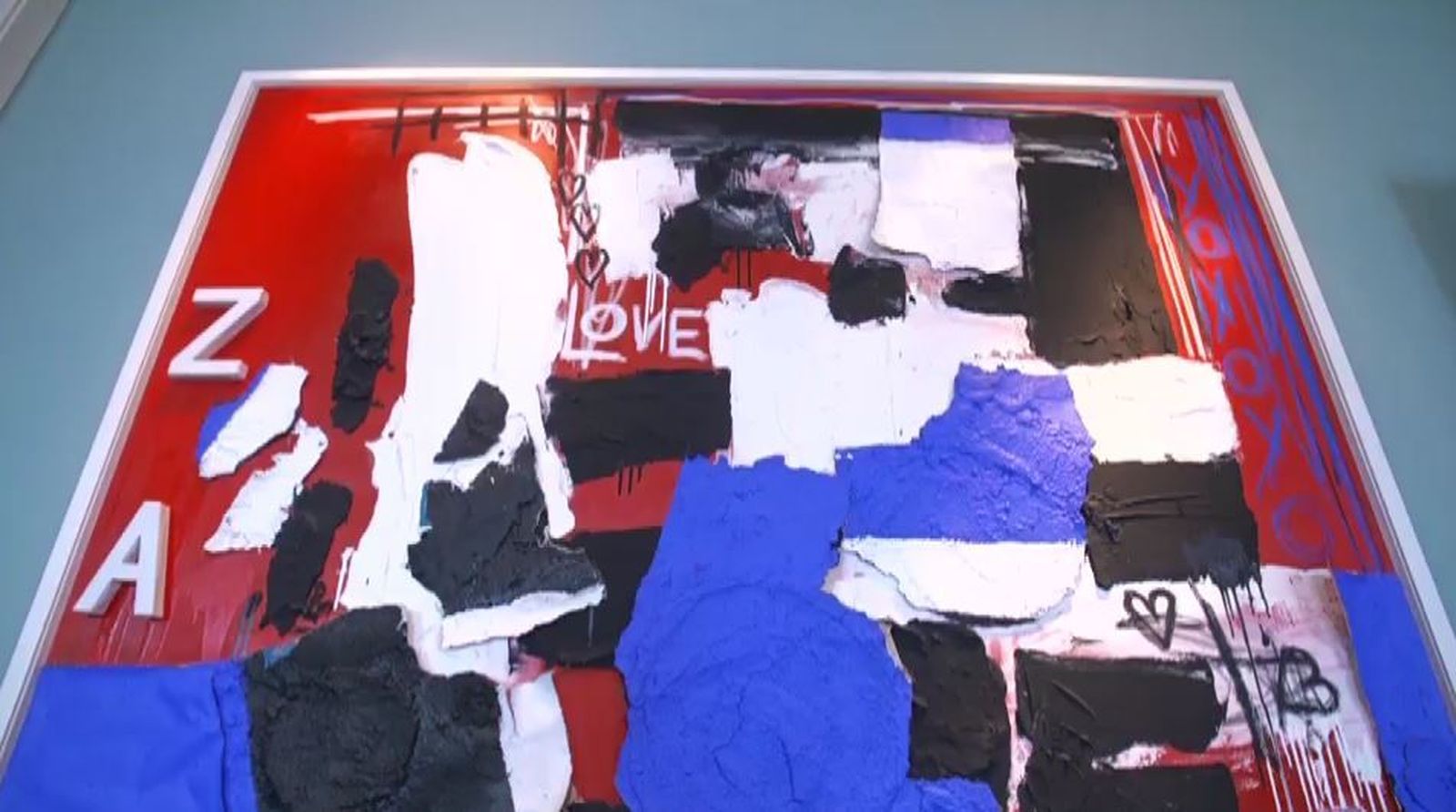 Las paredes se su casa están salpicadas de cuadros... ¡pintados por él mismo!