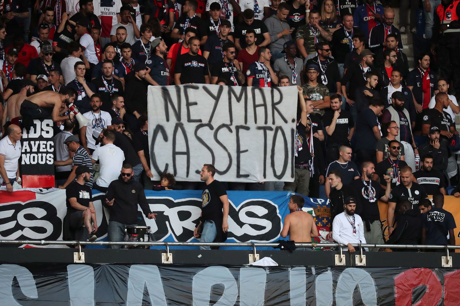 Los hinchas del PSG se hartan de Neymar