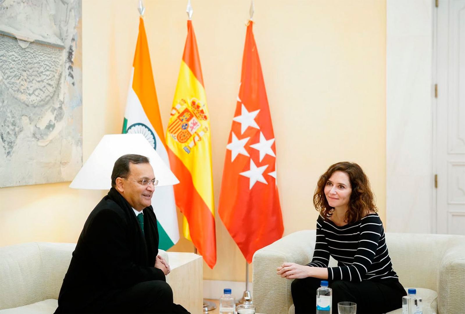 Ayuso recibe al embajador de India en España, Dinesh Kumar Patnaik