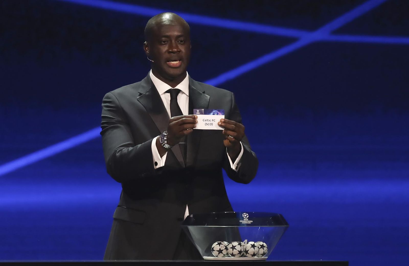 Toure Yaya mostrando el cartel del Celtic