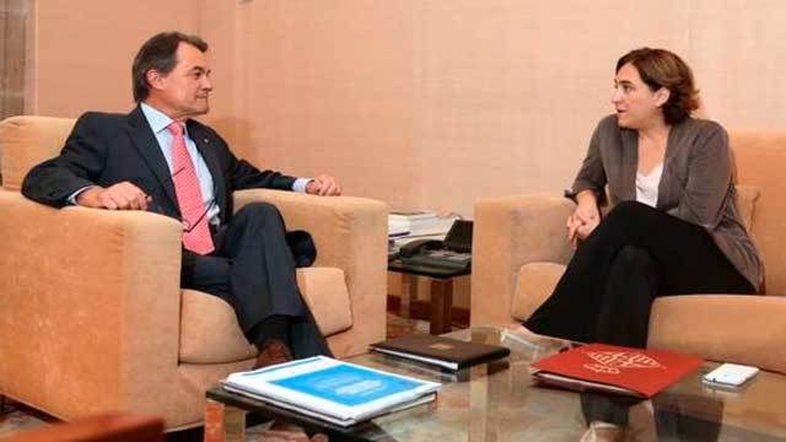 Colau apoya  ante Artur Mas el "derecho a decidir" de Cataluña