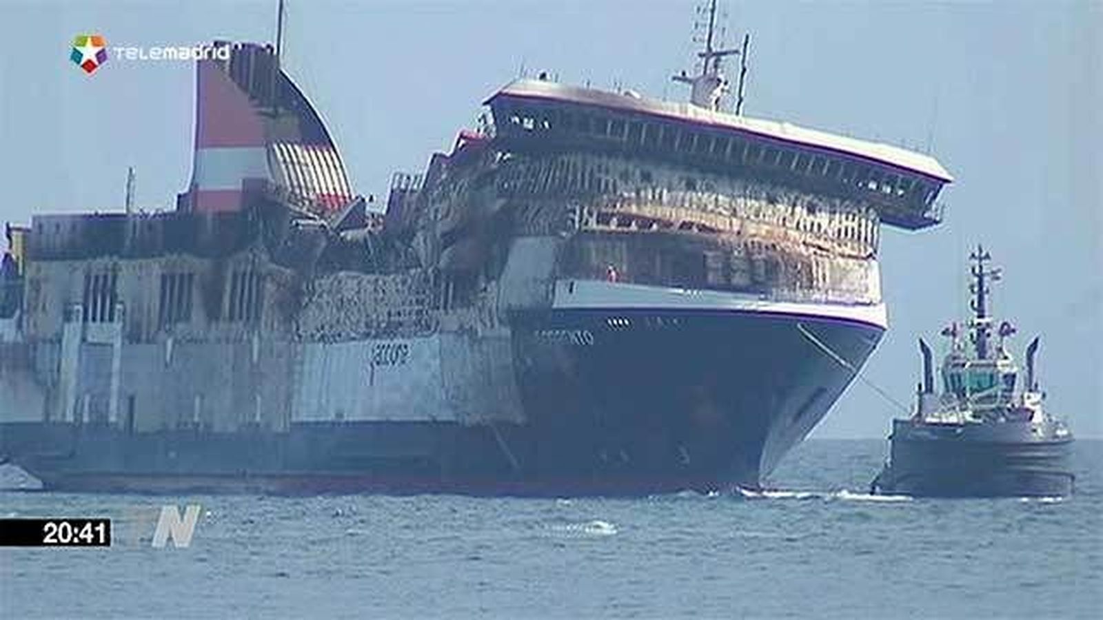 El "ferry" incendiado llegó al puerto de Sagunto tras ser remolcado 24 horas