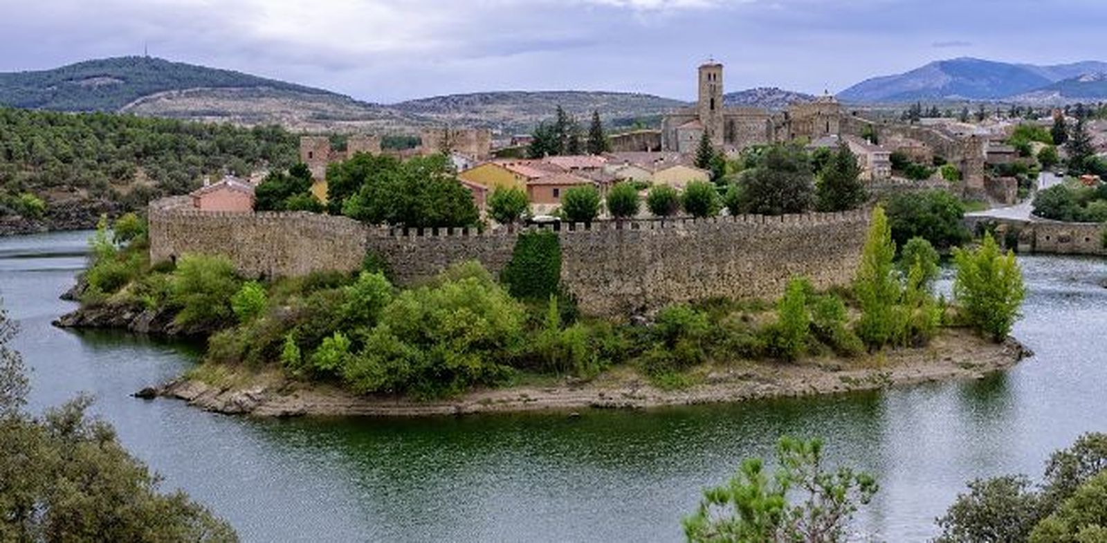 Vista de Buitrago del Lozoya con su muralla rodeada por el río
