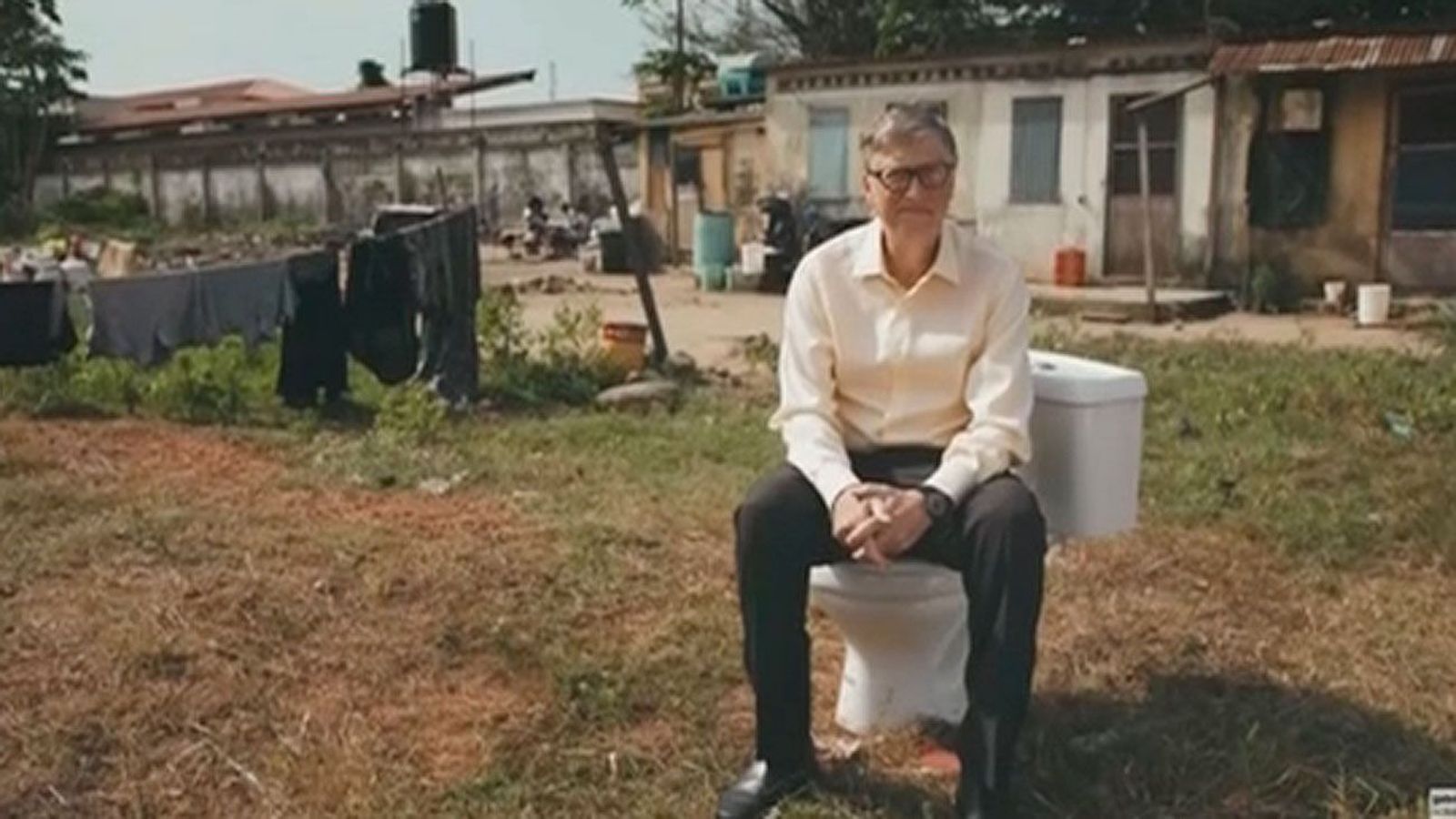 Bill Gates presenta un inodoro que no necesita agua ni alcantarillado