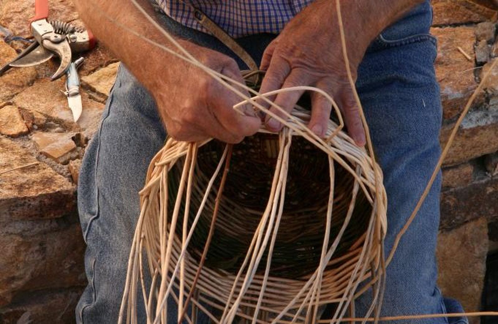 Labores de cestería en Madarcos