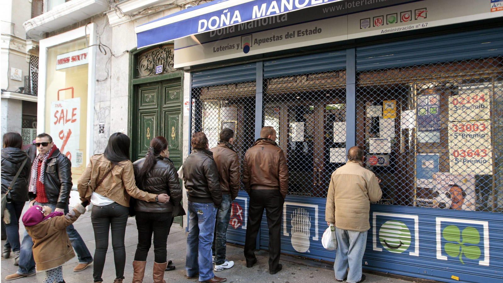 Colas de más de tres horas para comprar un décimo en Doña Manolita