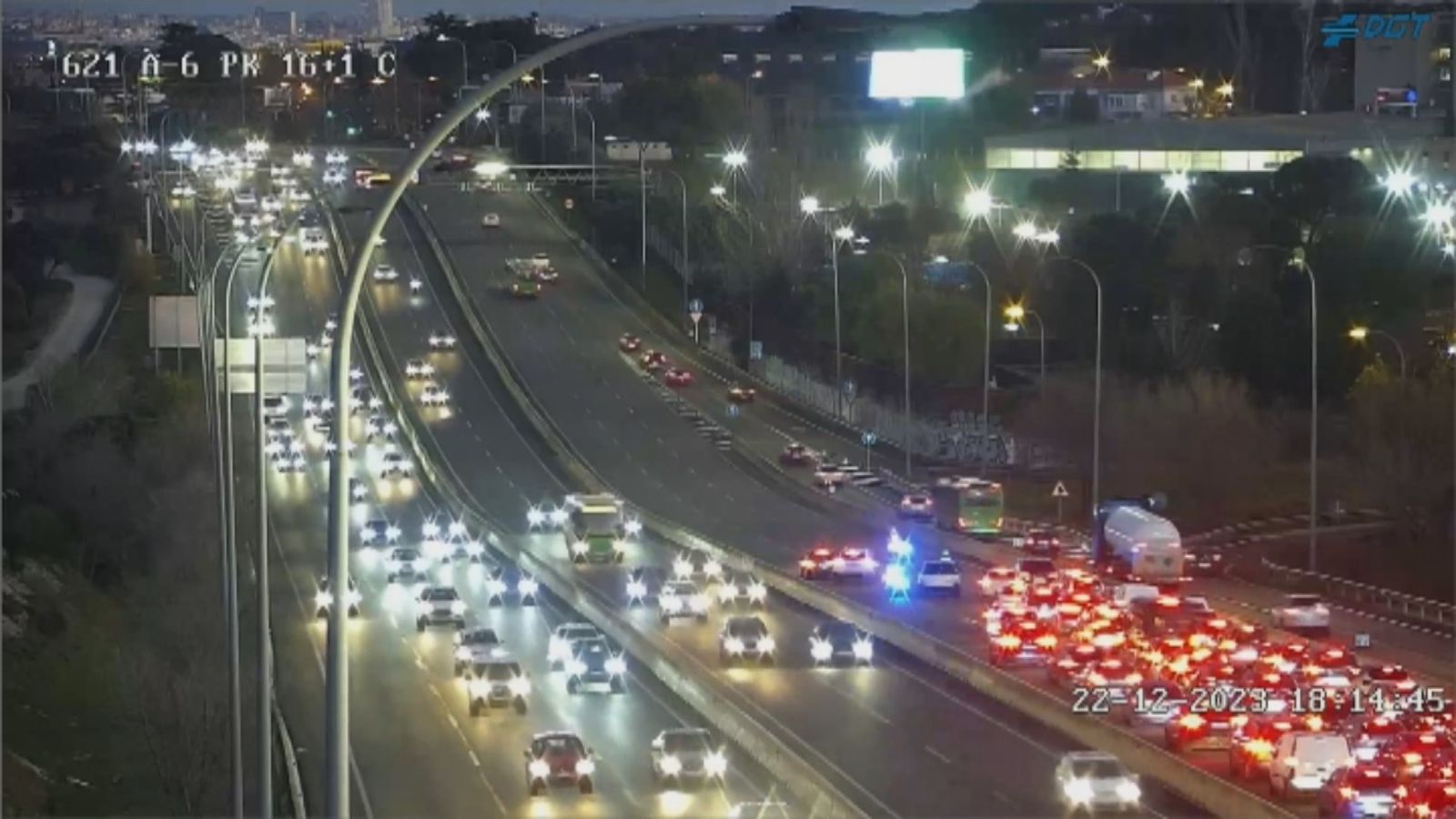 Grandes retenciones de tráfico en las carreteras de salida de Madrid al comienzo del dispositivo de Navidad