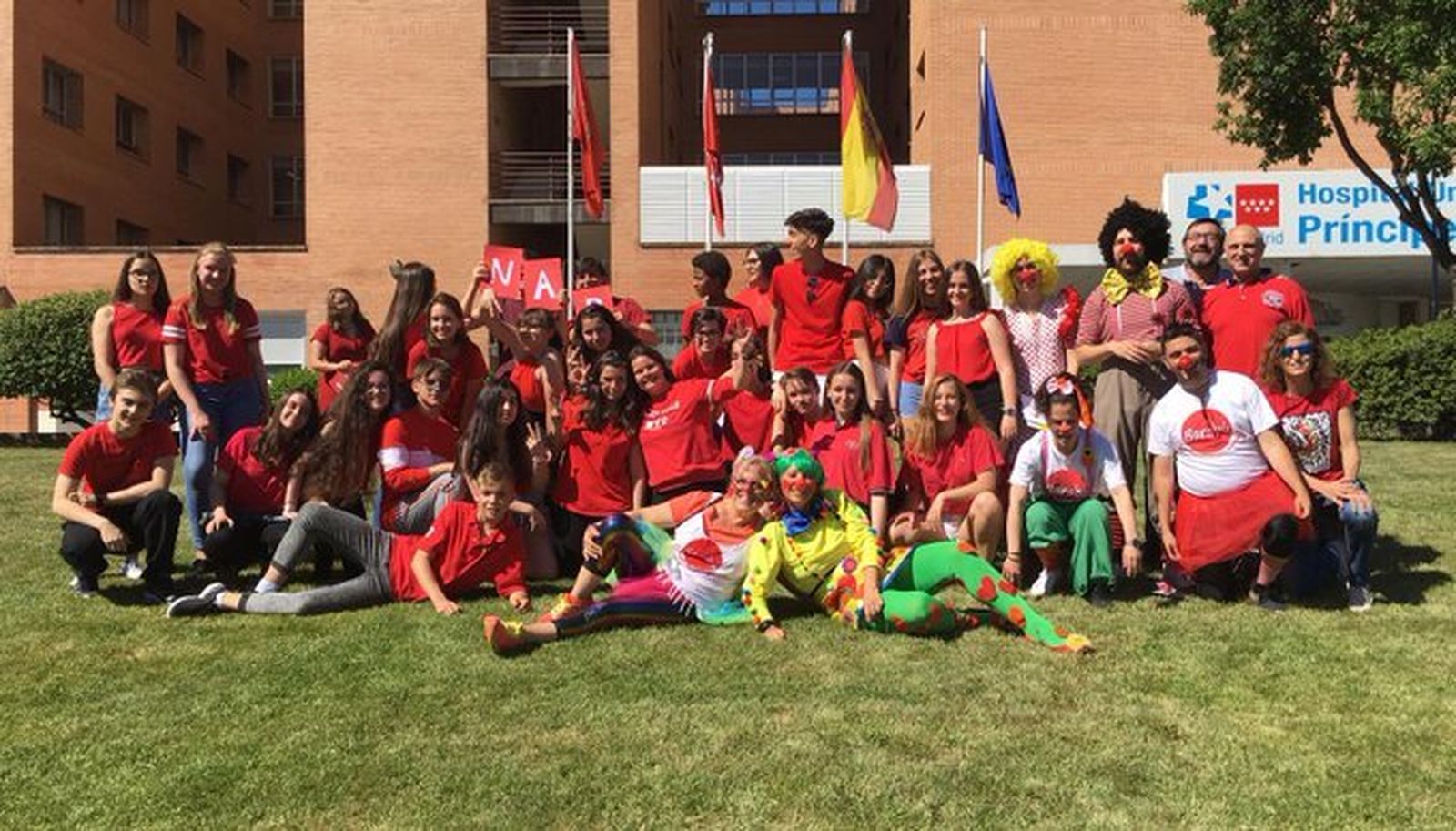 Alumnos del IES Cardenal Cisneros de Alcalá en una jornada de animación a la donación de sangre