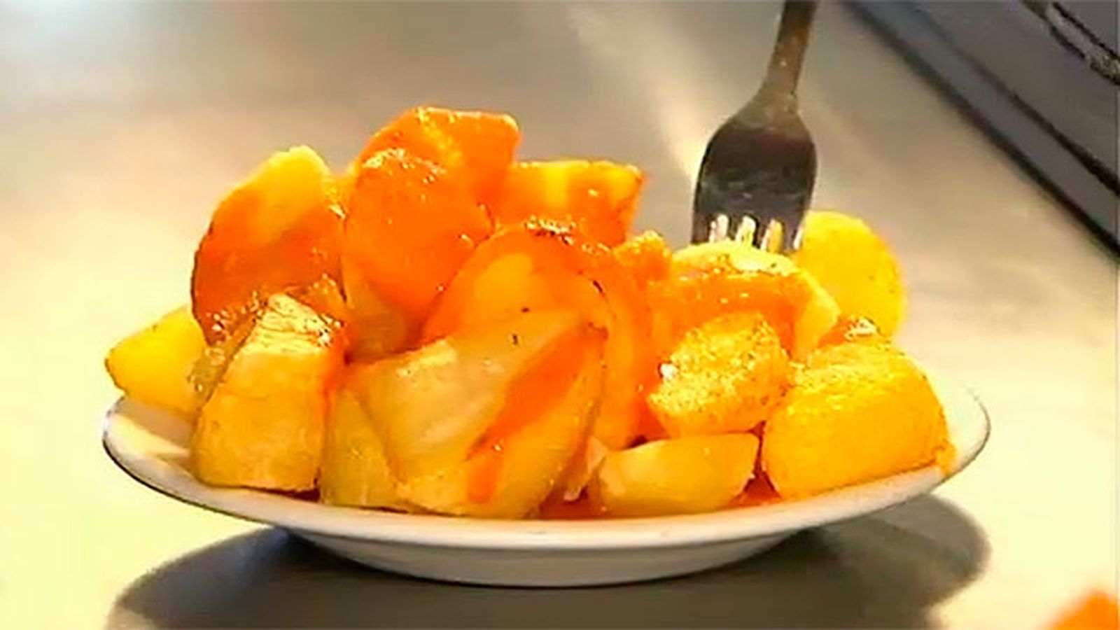 Plato de patatas bravas
