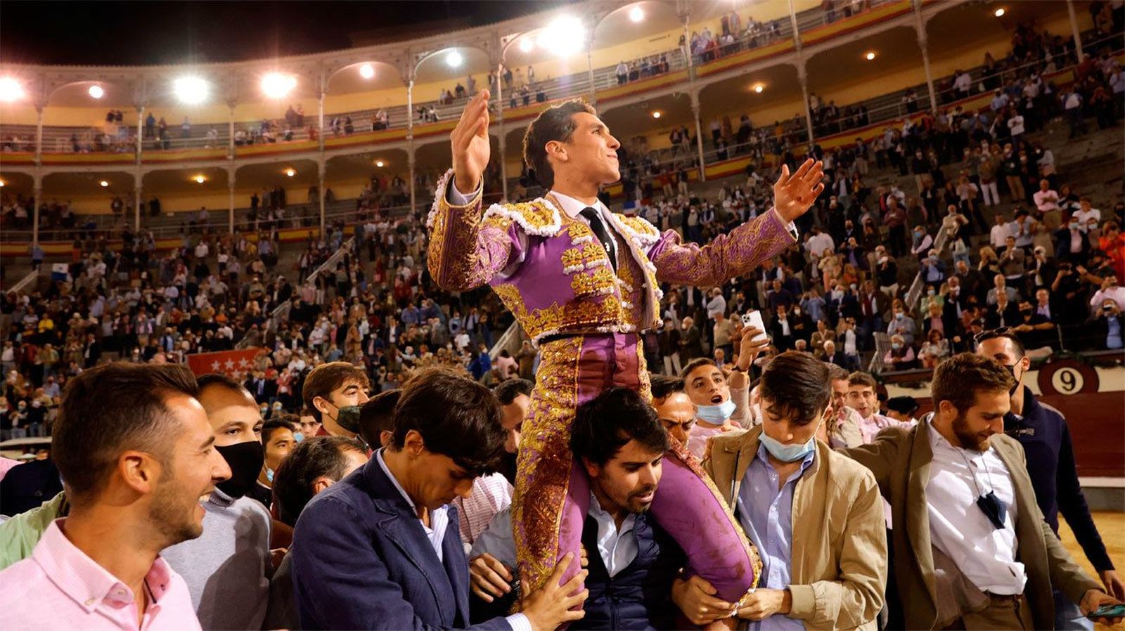 Puerta grande en Las Ventas para Ginés Marín en el día de la Hispanidad
