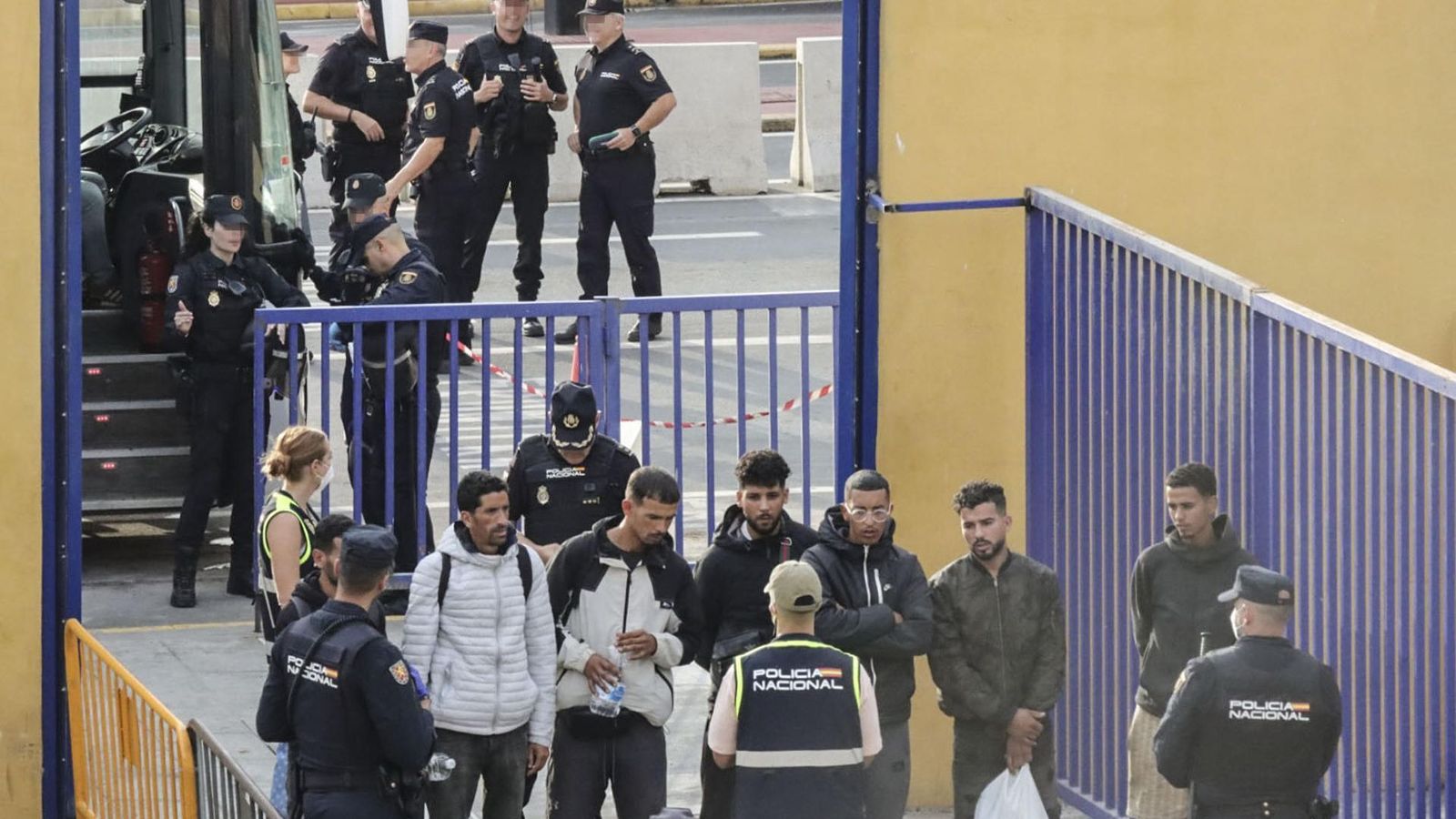 La Policía traslada a cientos de migrantes a un centro de acogida
