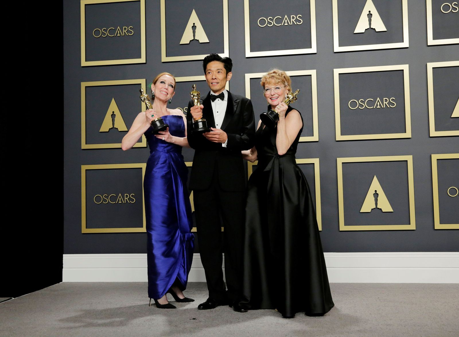 Anne Morgan, Kazu Hiro y Vivian Baker posan con sus premios Oscar a Mejor Maquillaje y Peinado por Bombshell