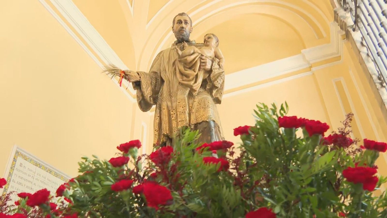 San Cayetano sale en procesión por el centro de Madrid