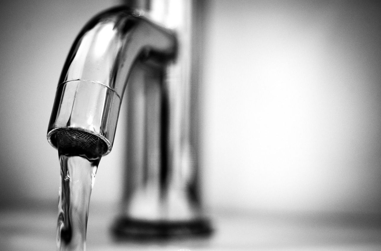 La OCU denuncia que algunas comunidades pagan el triple de agua por el mismo consumo