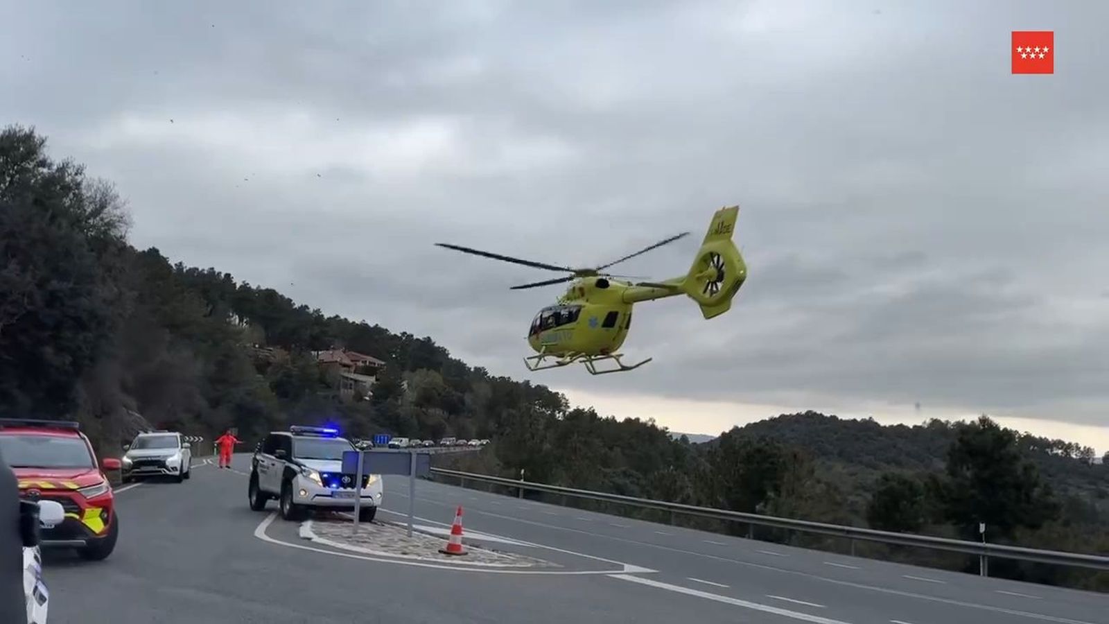 Evacuación de un herido por el SUMMA en un accidente ocurrido en El Tiemblo