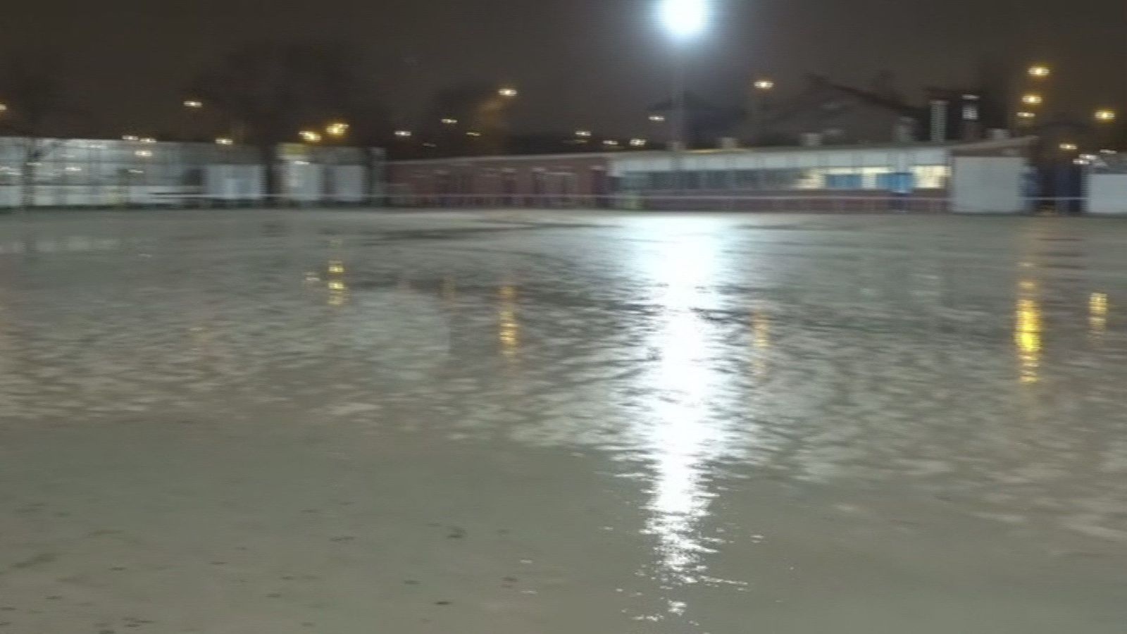 El campo de fútbol del CD Barajas, convertido en una auténtica piscina