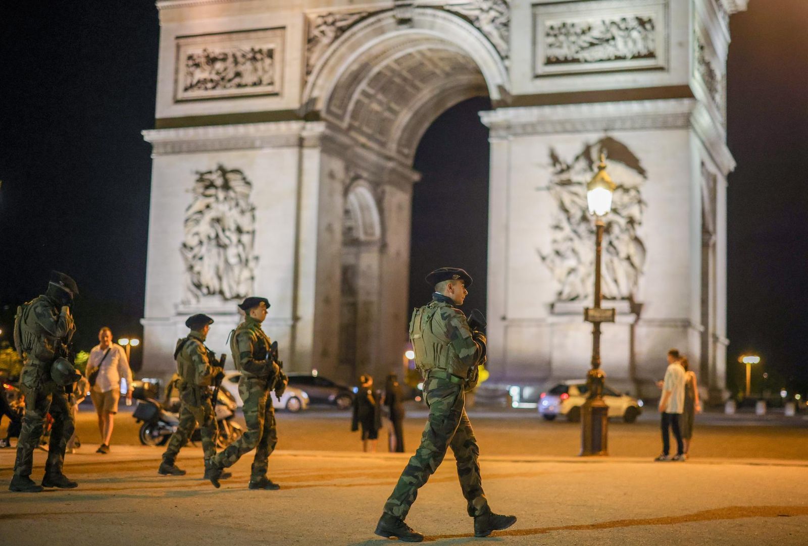 Soldados franceses por los disturbios en Francia