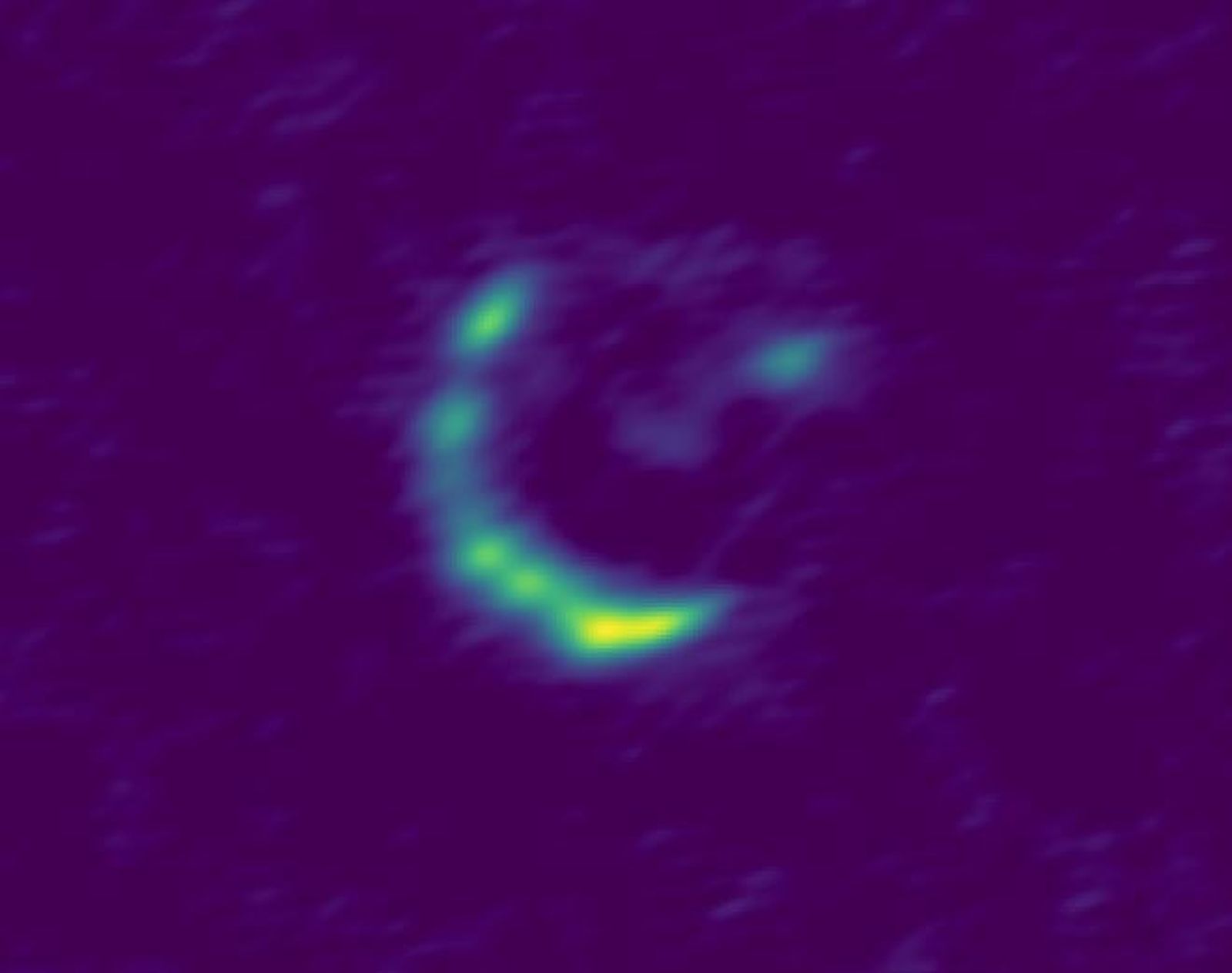 La galaxia magnificada por lente gravitacional captada con el interferómetro ALMA.