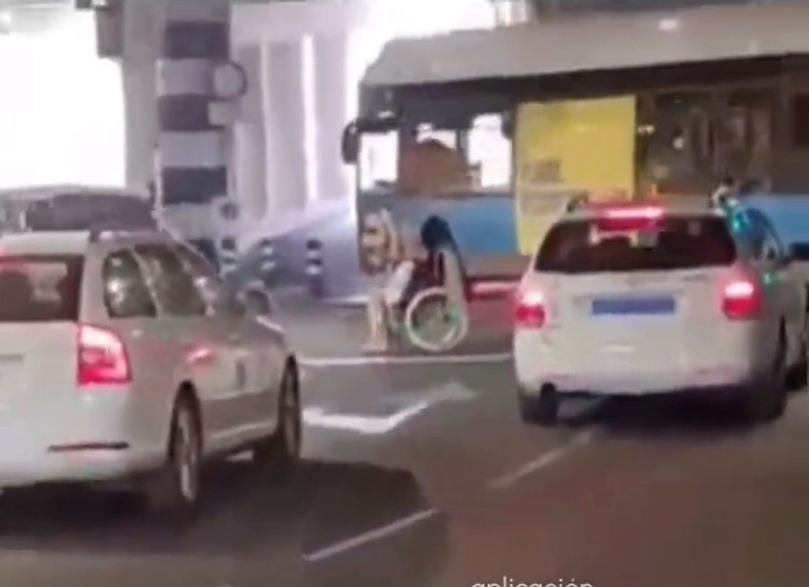 Mujer en silla de ruedas cruce el túnel de Bailén