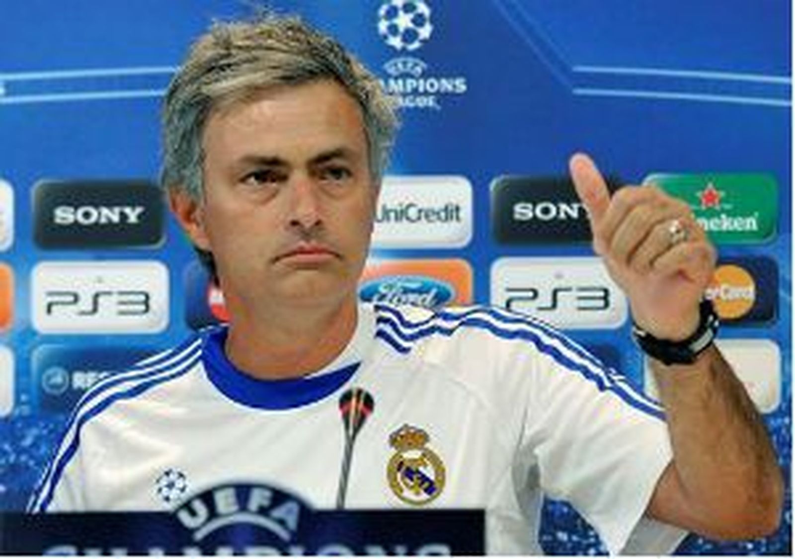 Mou acusa