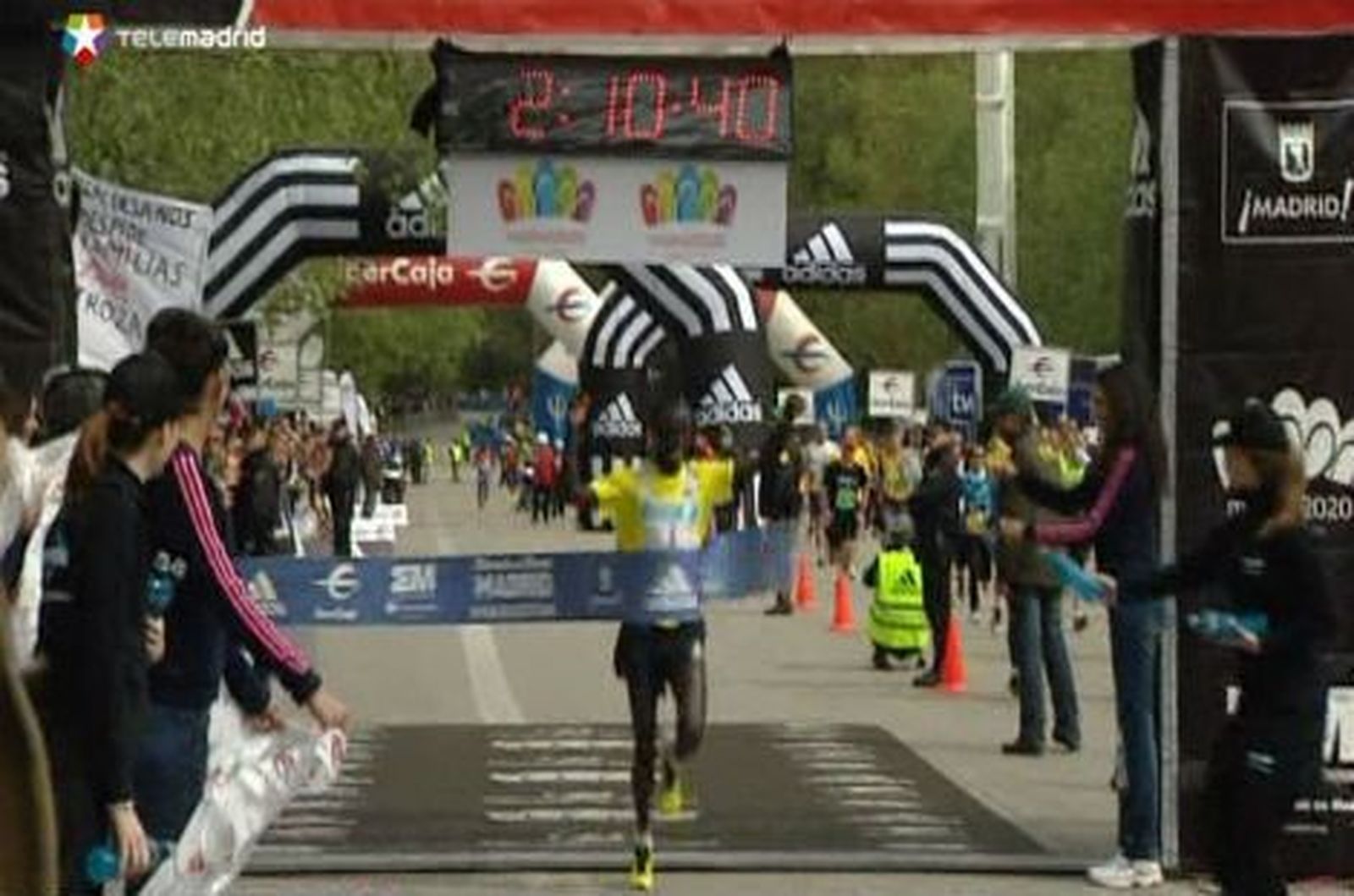Francis Kiprop gana con nuevo récord el maratón de la solidaridad