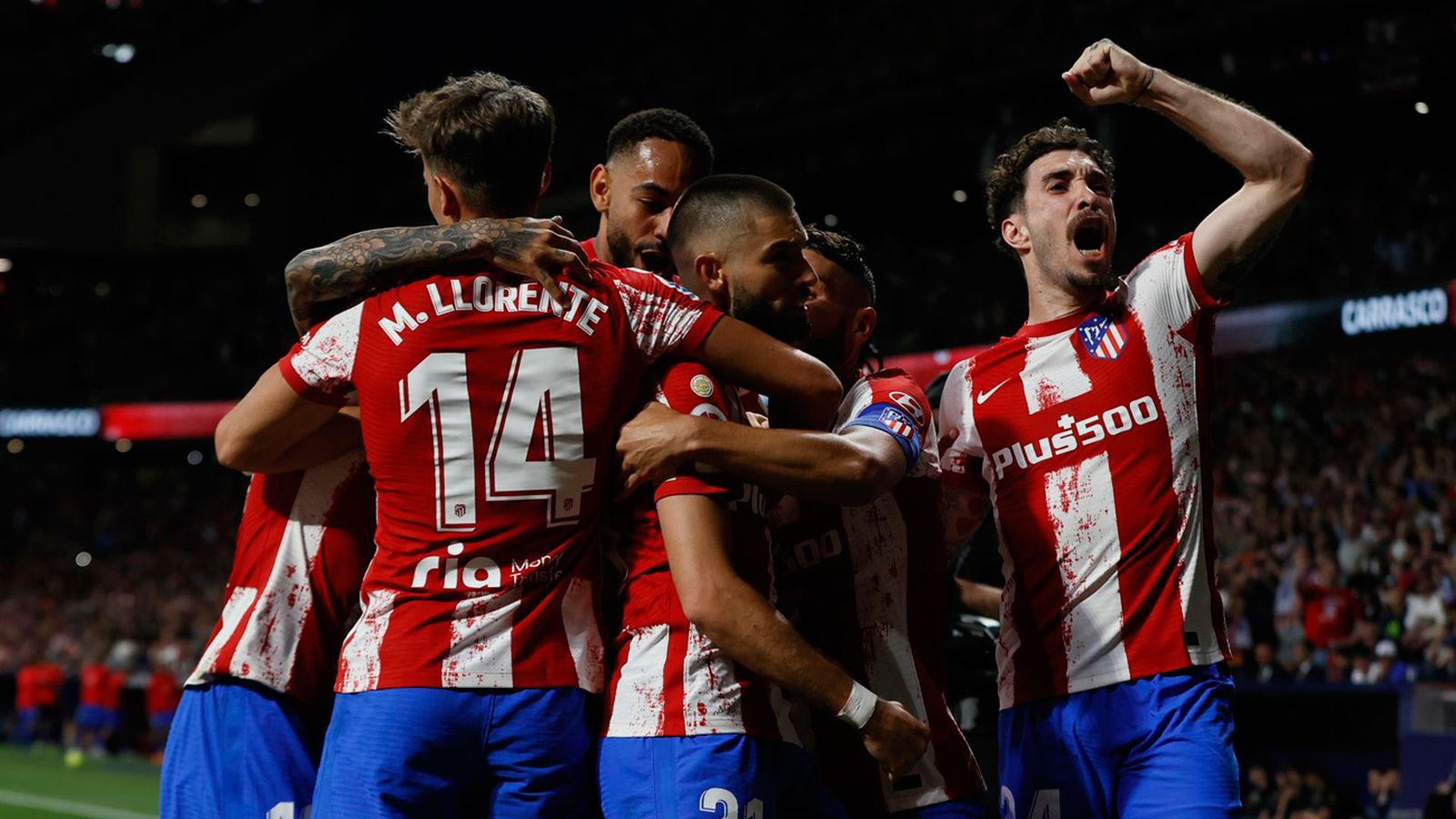 El centrocampista belga del Atlético de Madrid Yannick Carrasco (c) celebra su gol ante el Real Madrid con sus compañeros, durante el partido de la jornada 35 de Liga en Primera División que Atlético de Madrid y Real Madri