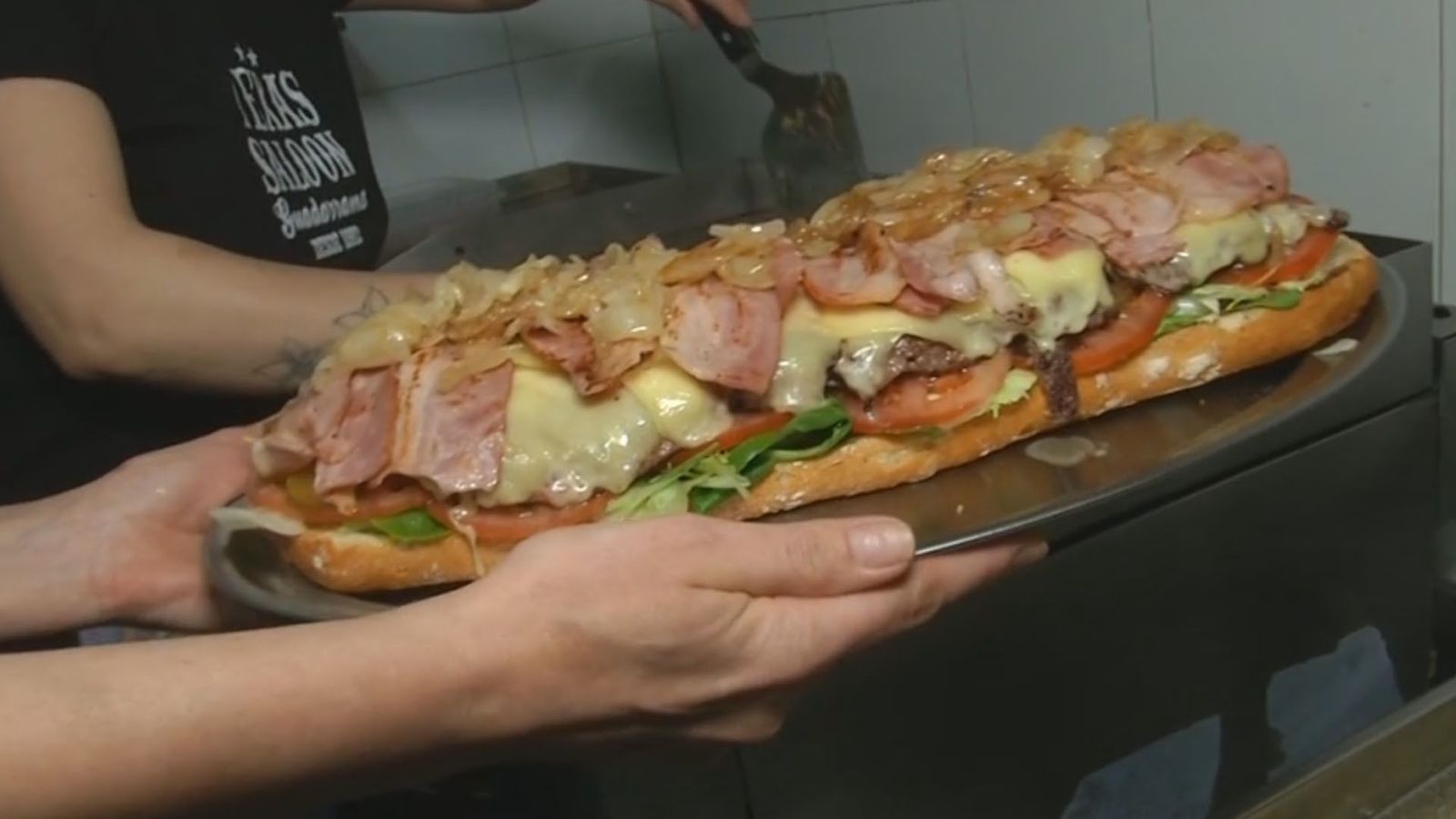 El reto de comerse una hamburguesa de casi tres kilos en menos de una hora