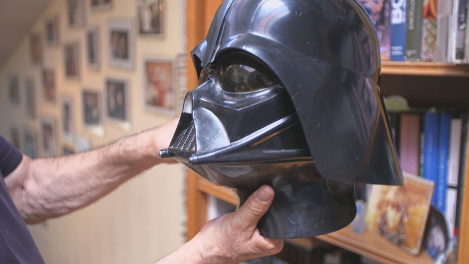 Como objetos curiosos, Hugo nos enseña esta máscara de Darth Vader que llevó en el estreno de Star Wars en Los Ángeles, en 1977.