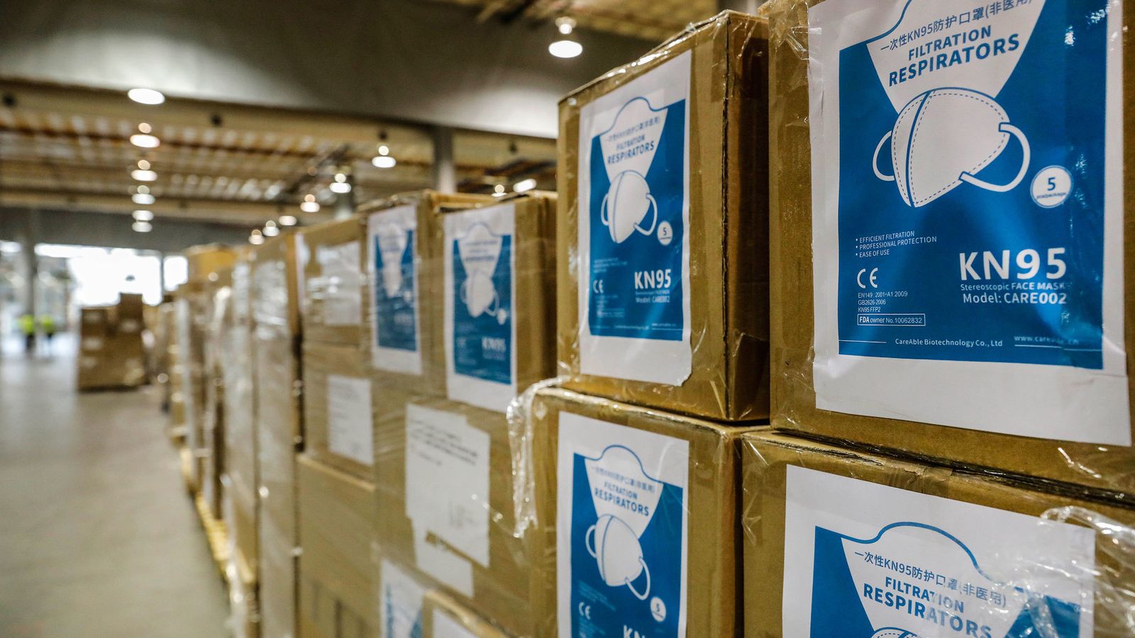 Cajas con material sanitario en el centro logístico de Feria Valencia
