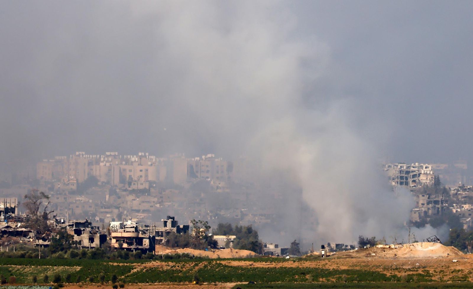 Israel ataca 300 objetivos de Gaza, entre ellos los túneles de Hamás
