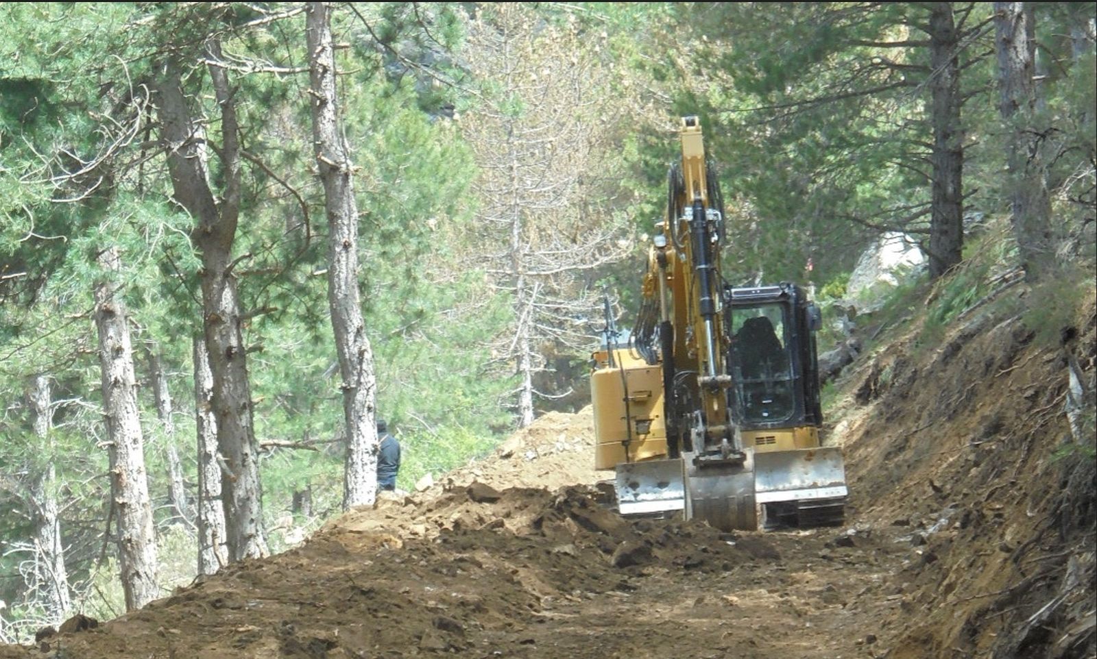 Maquinaria abriendo pista en la ladera de la Najarra, Parque Nacional de la Sierra del Guadarrama