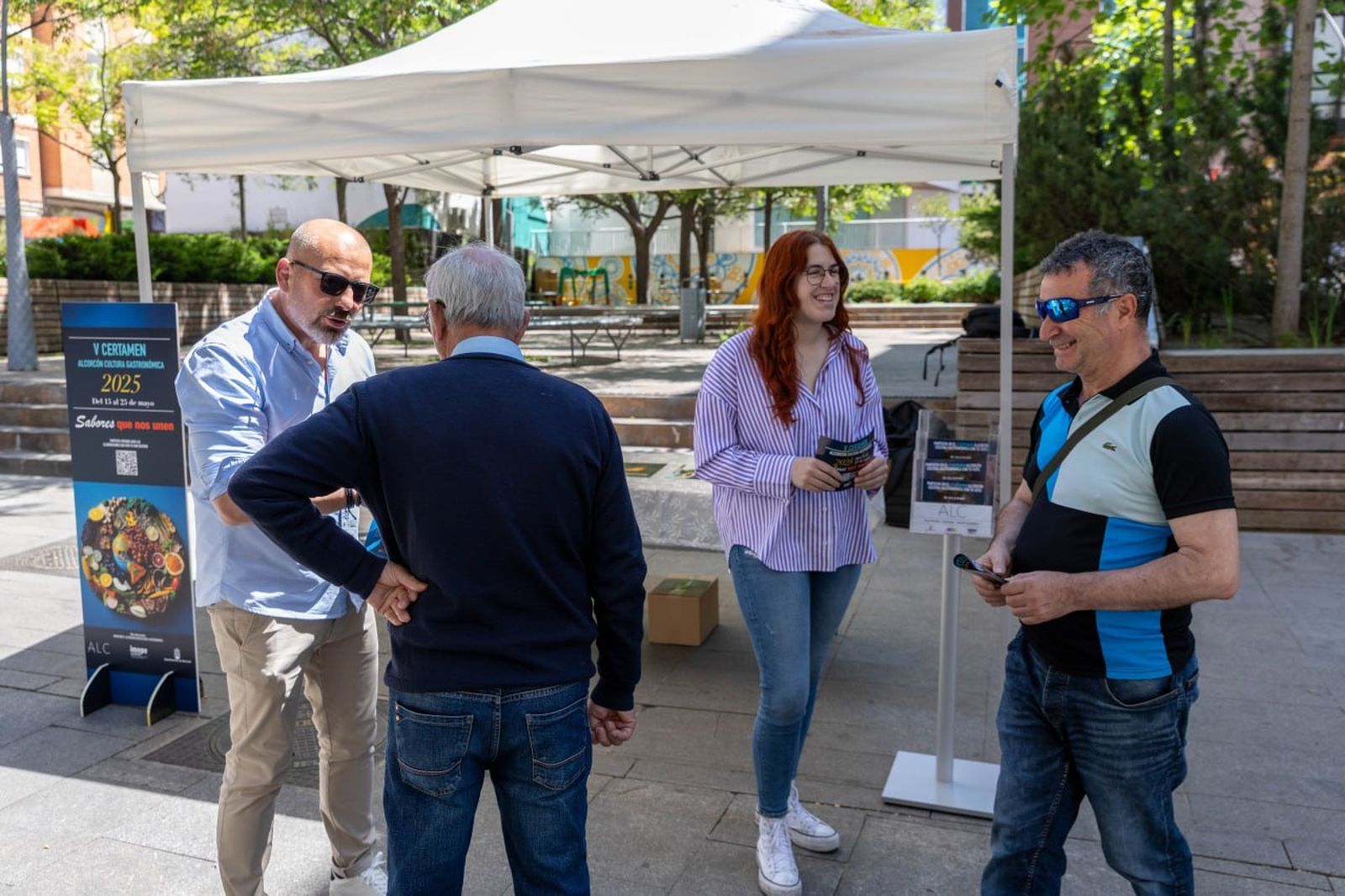 Carpa informativa sobre el certamen gastronómico de Alacorcón
