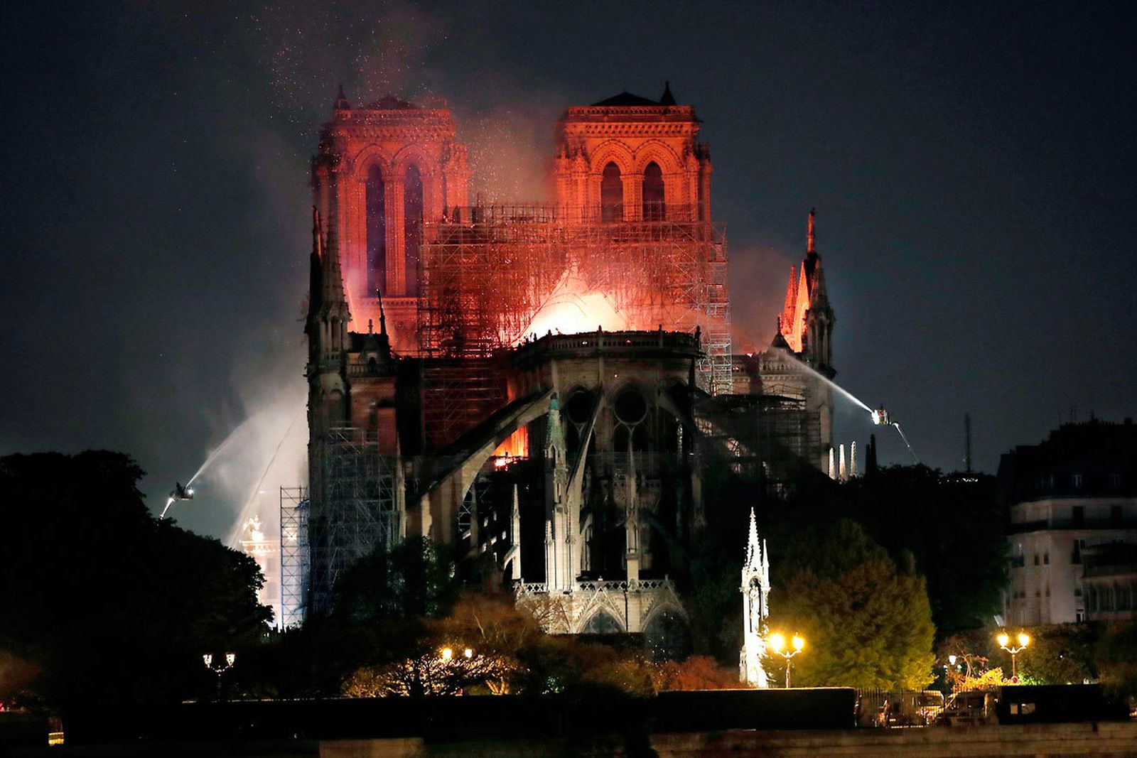 Un incendio consume el techo de la catedral de Notre Dame de París