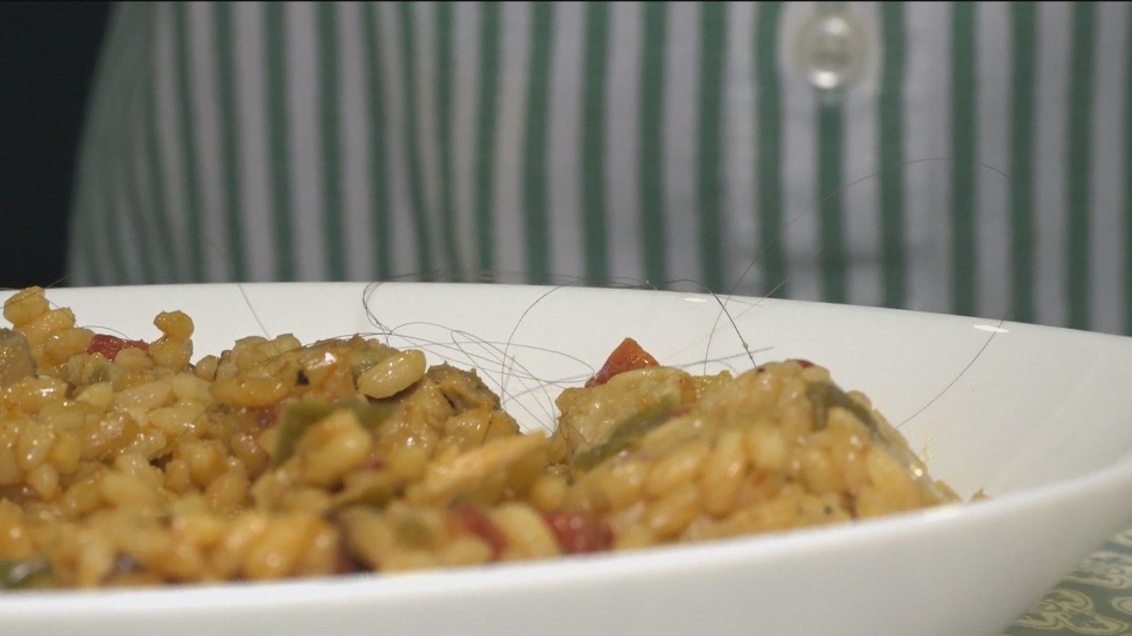 ¿Qué harías si en la comida que has pedido en un restaurante te encuentras un pelo?